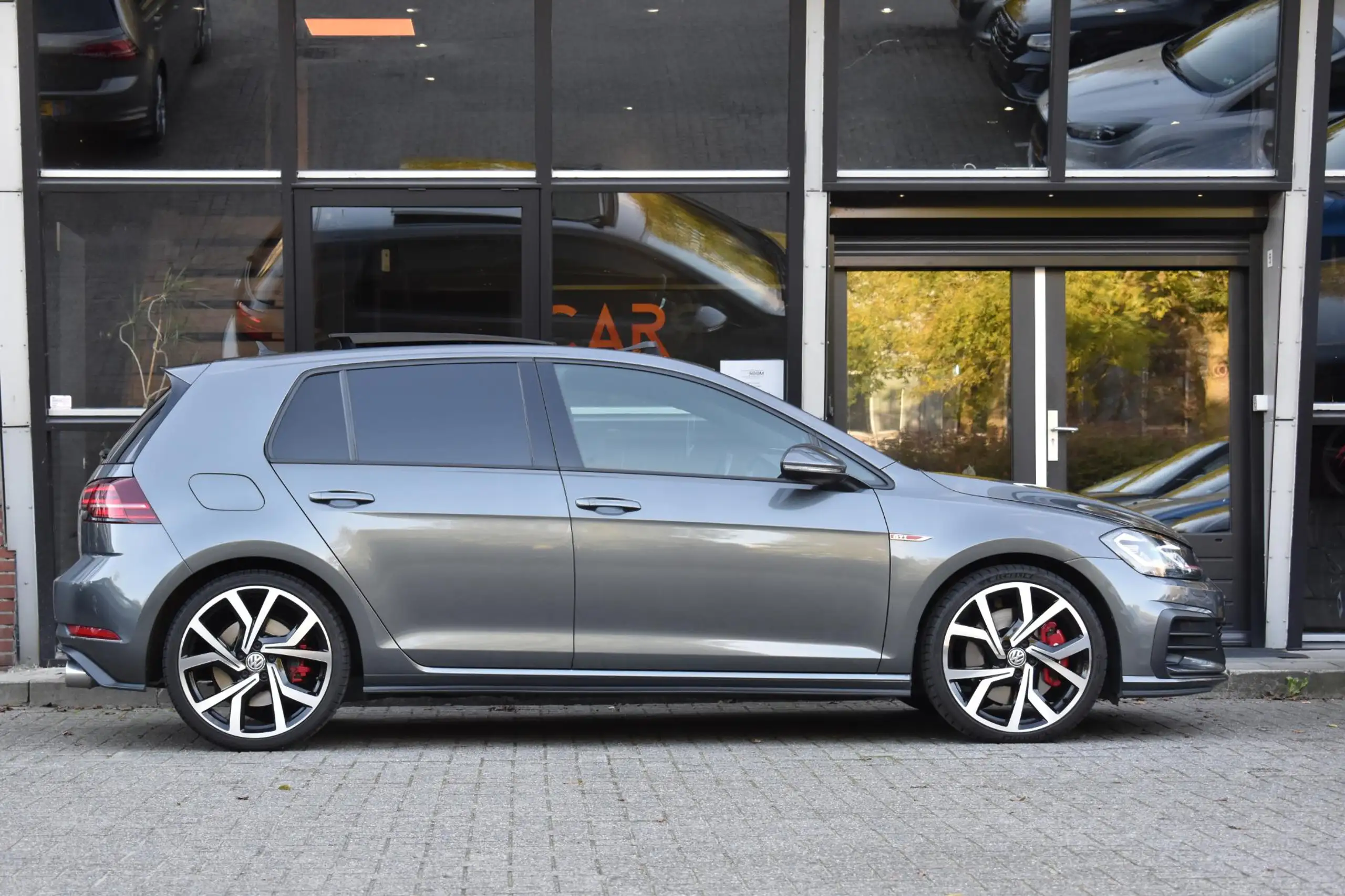 Volkswagen - Golf GTI