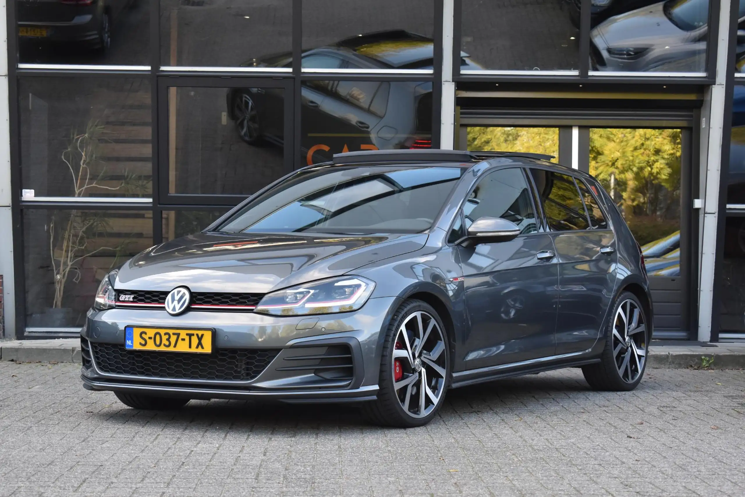 Volkswagen - Golf GTI