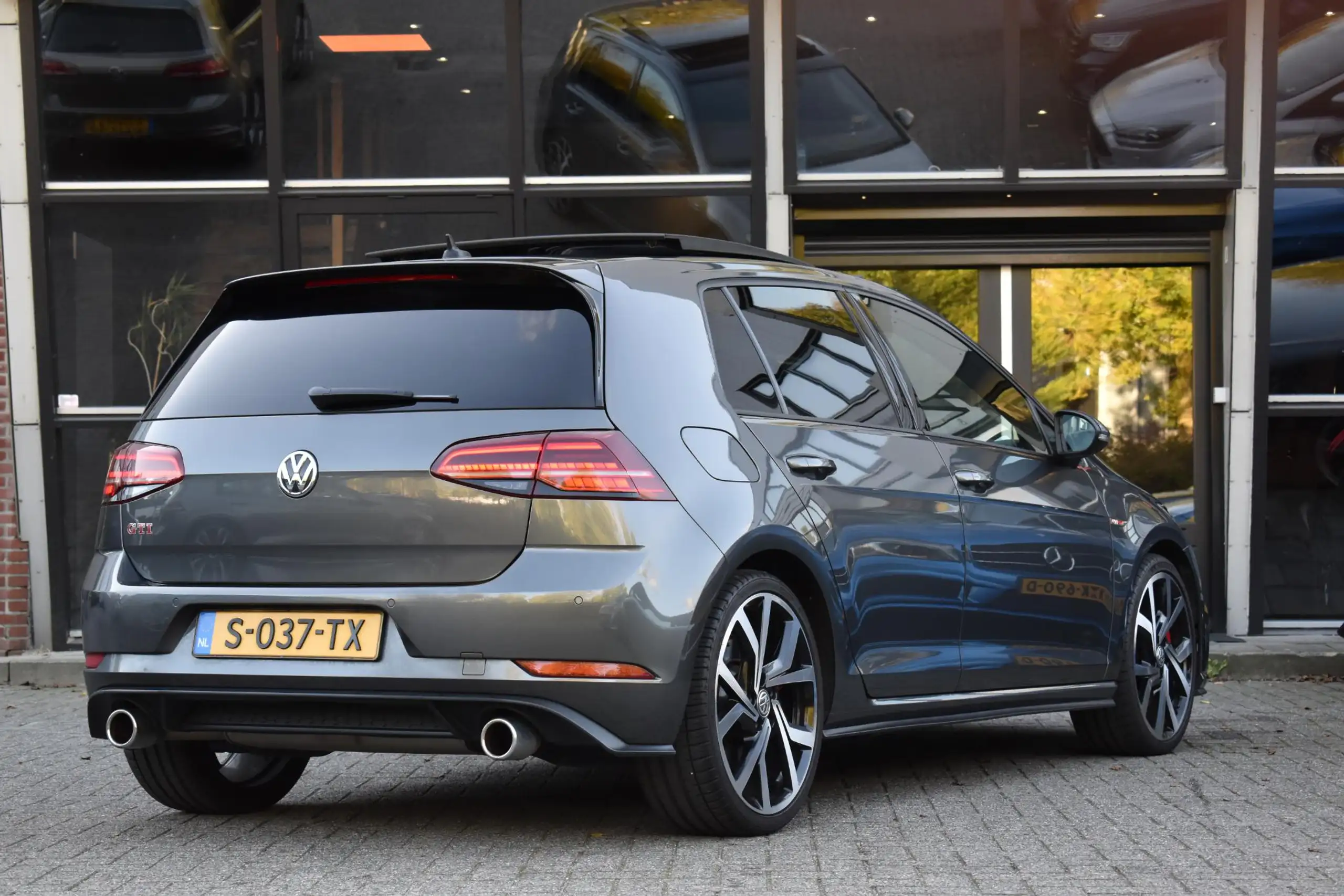 Volkswagen - Golf GTI