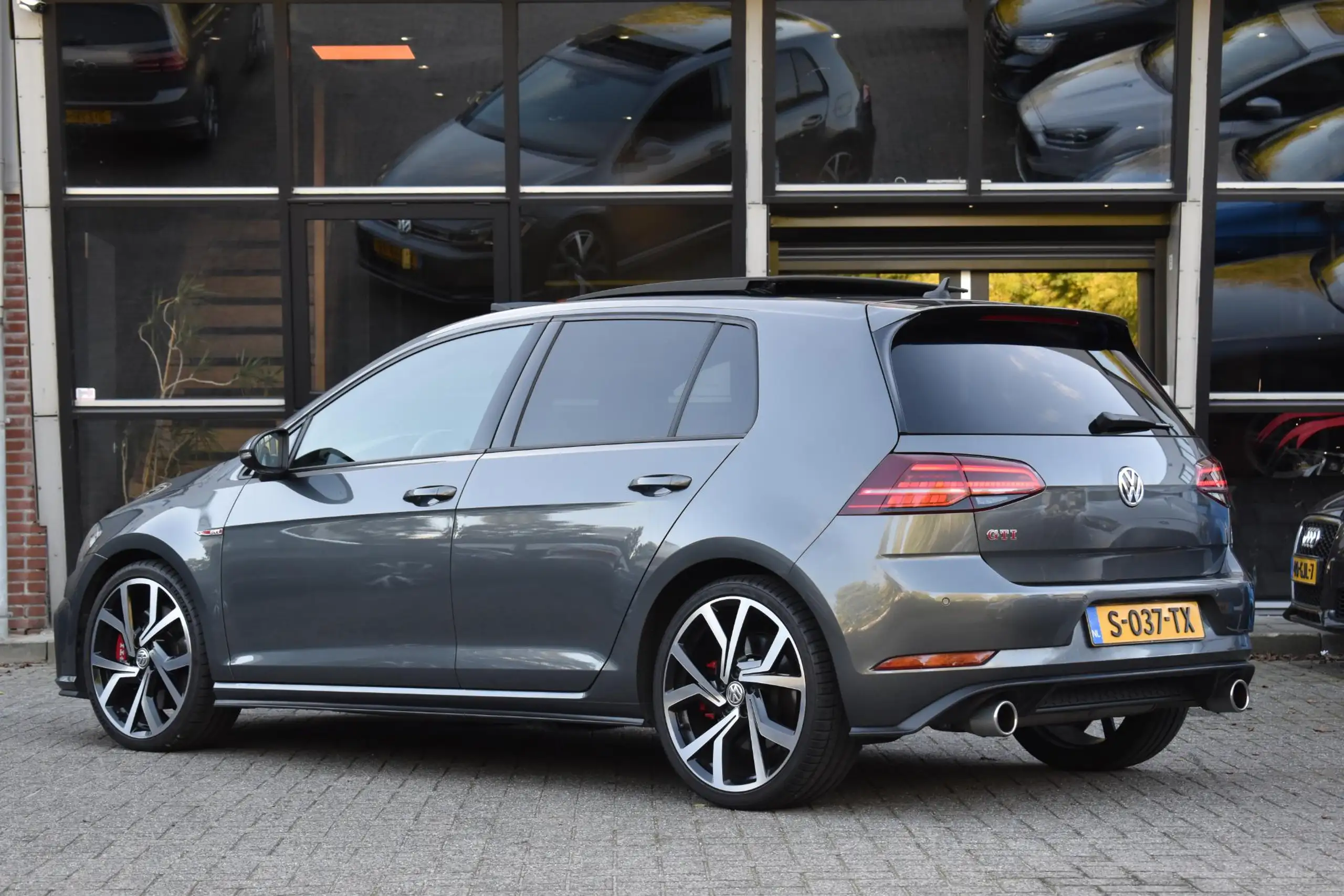 Volkswagen - Golf GTI