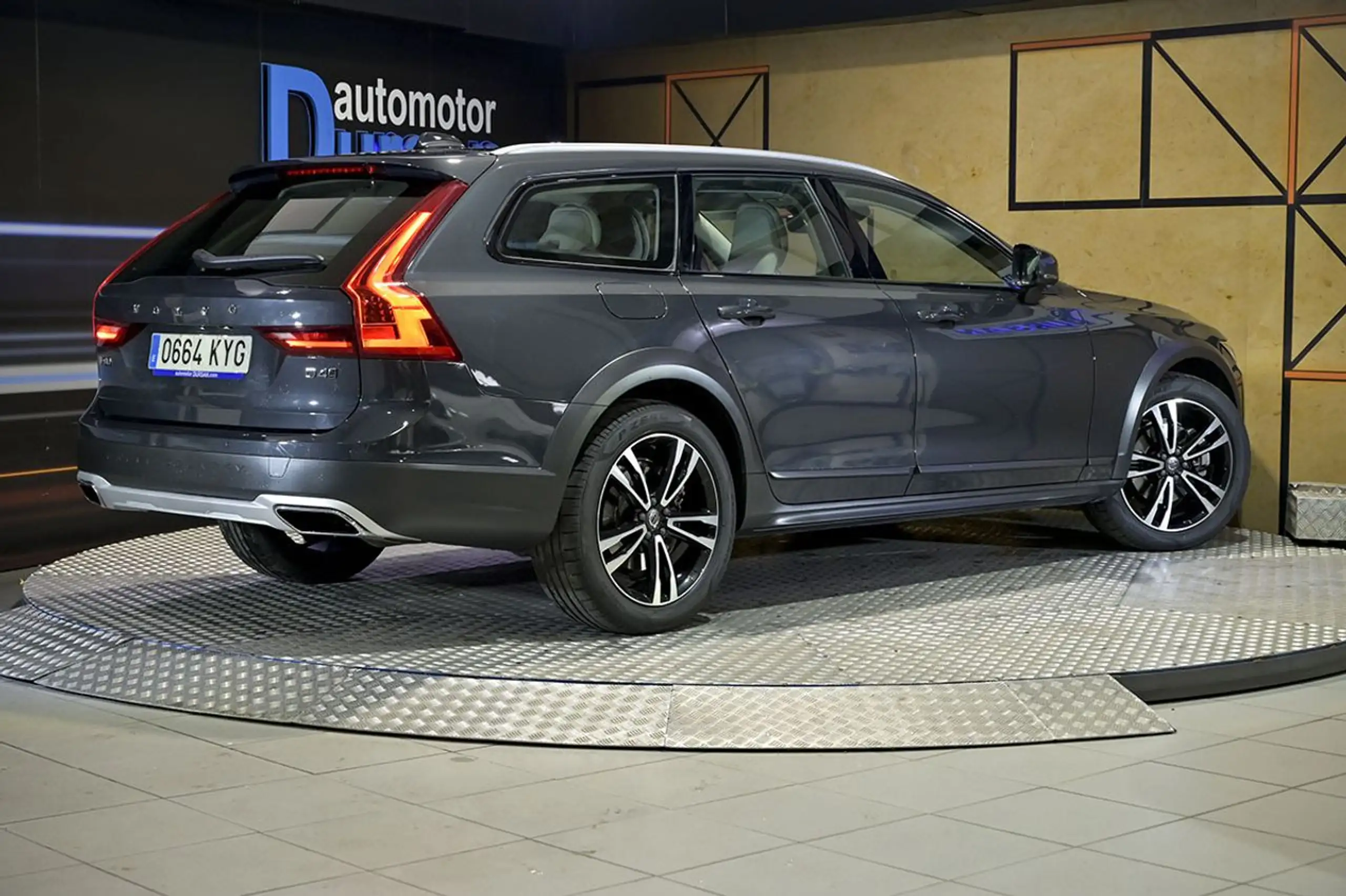 Volvo - V90 Cross Country