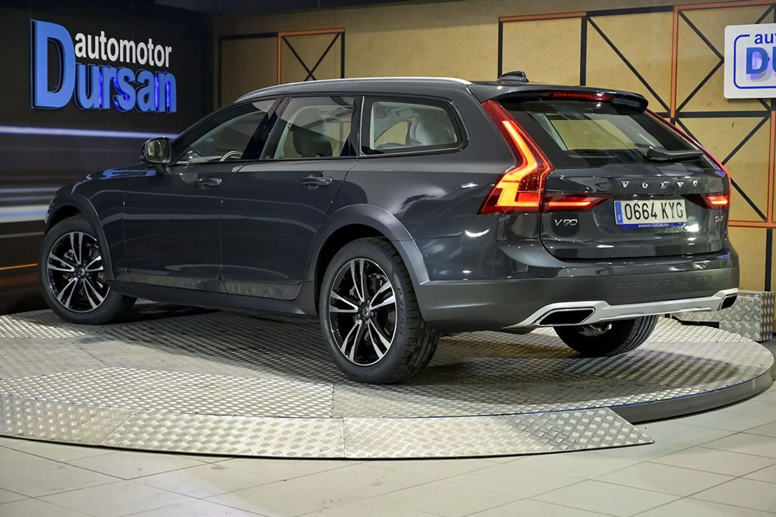 Volvo - V90 Cross Country