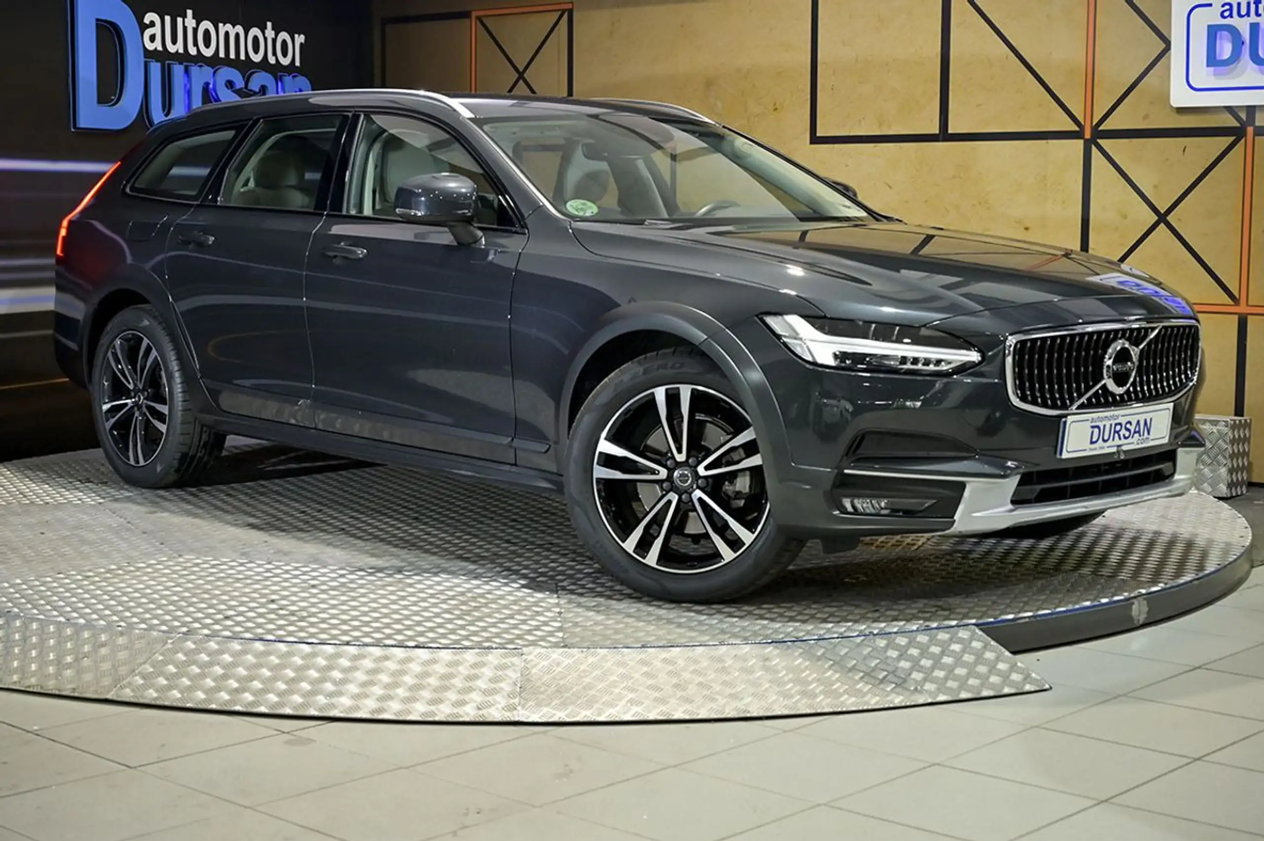 Volvo - V90 Cross Country