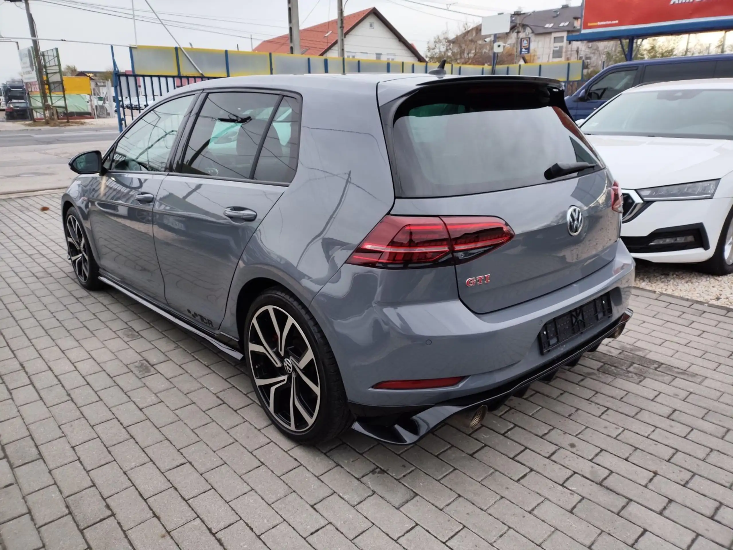 Volkswagen - Golf