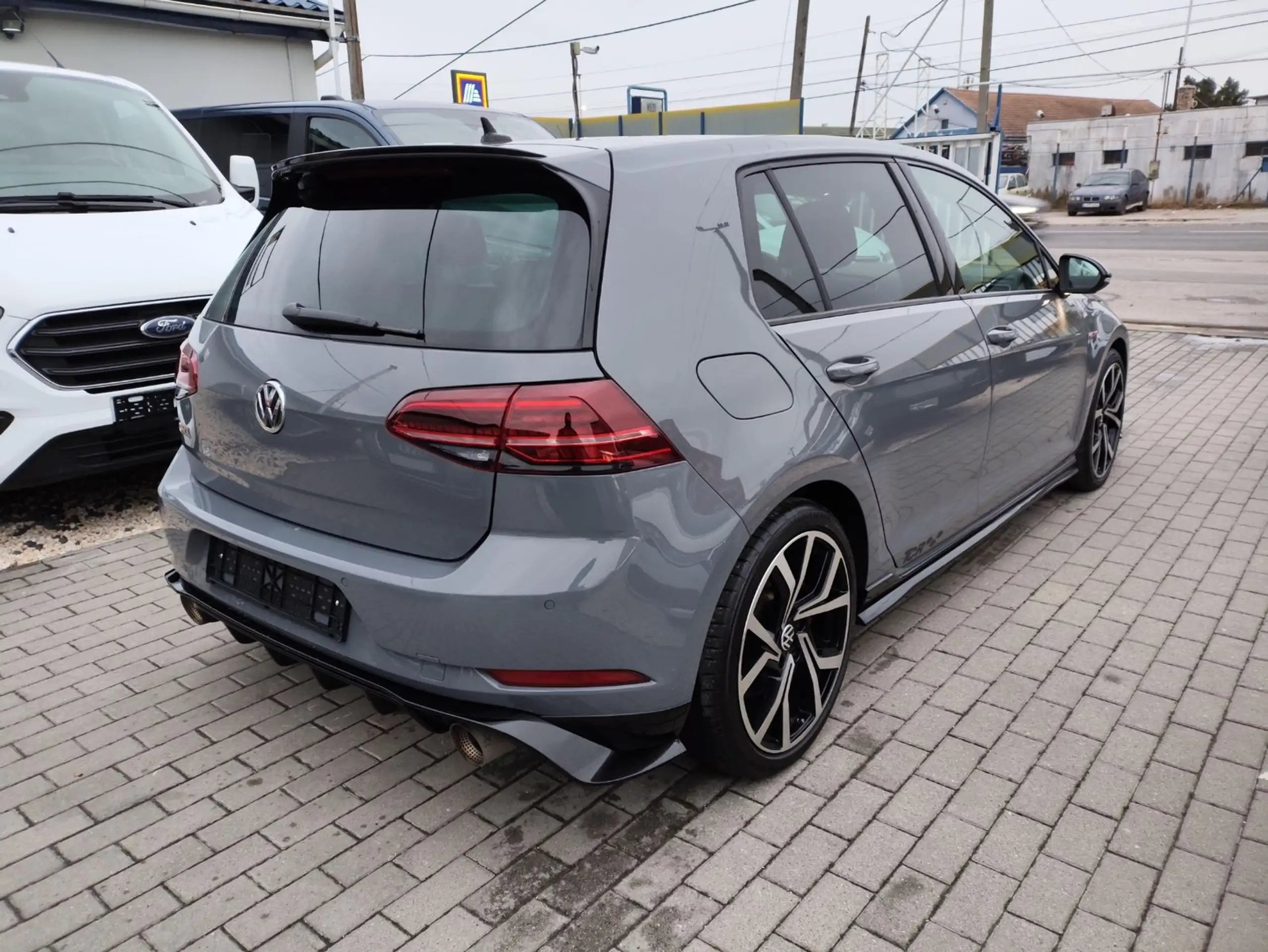 Volkswagen - Golf