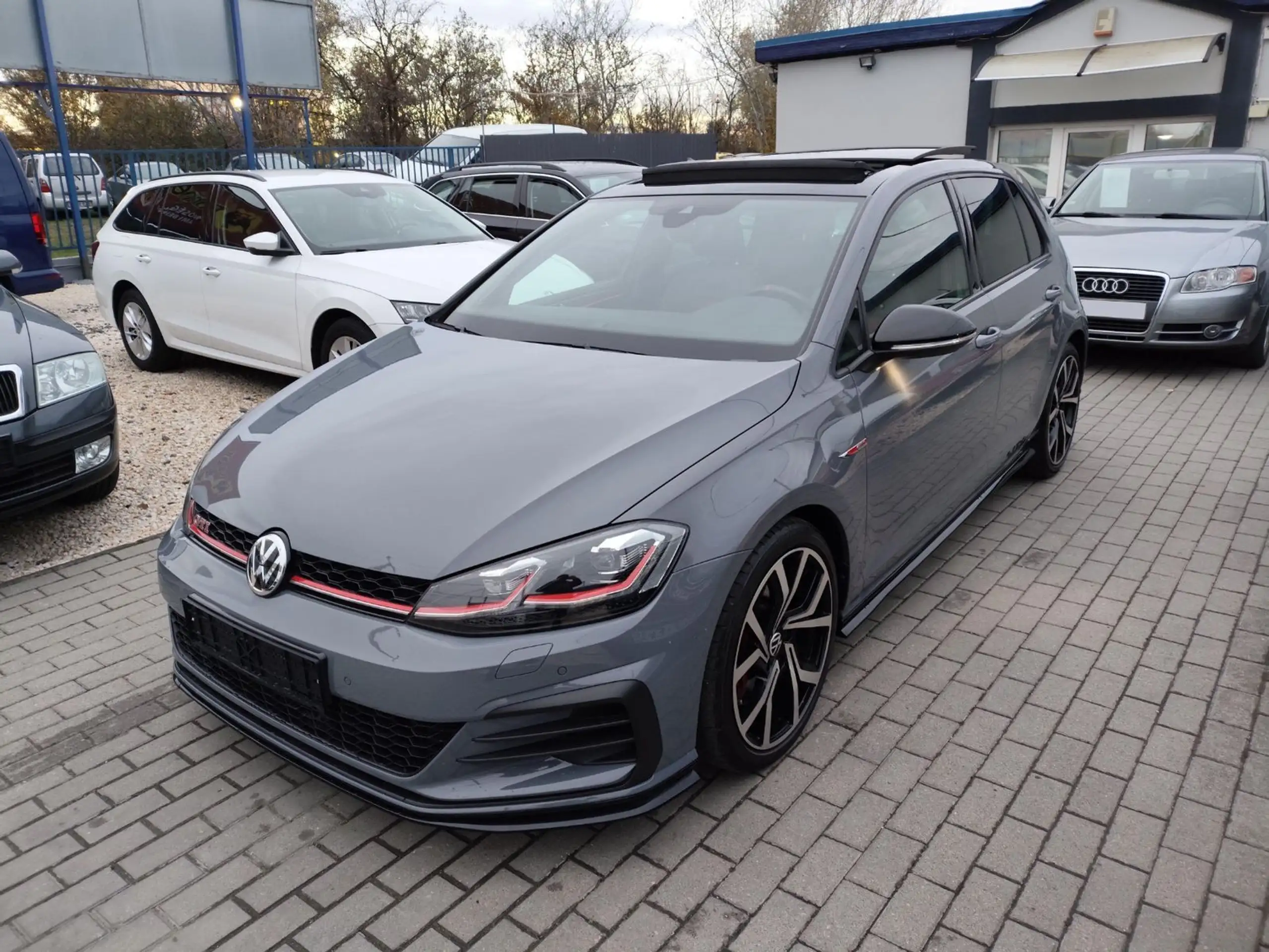 Volkswagen - Golf