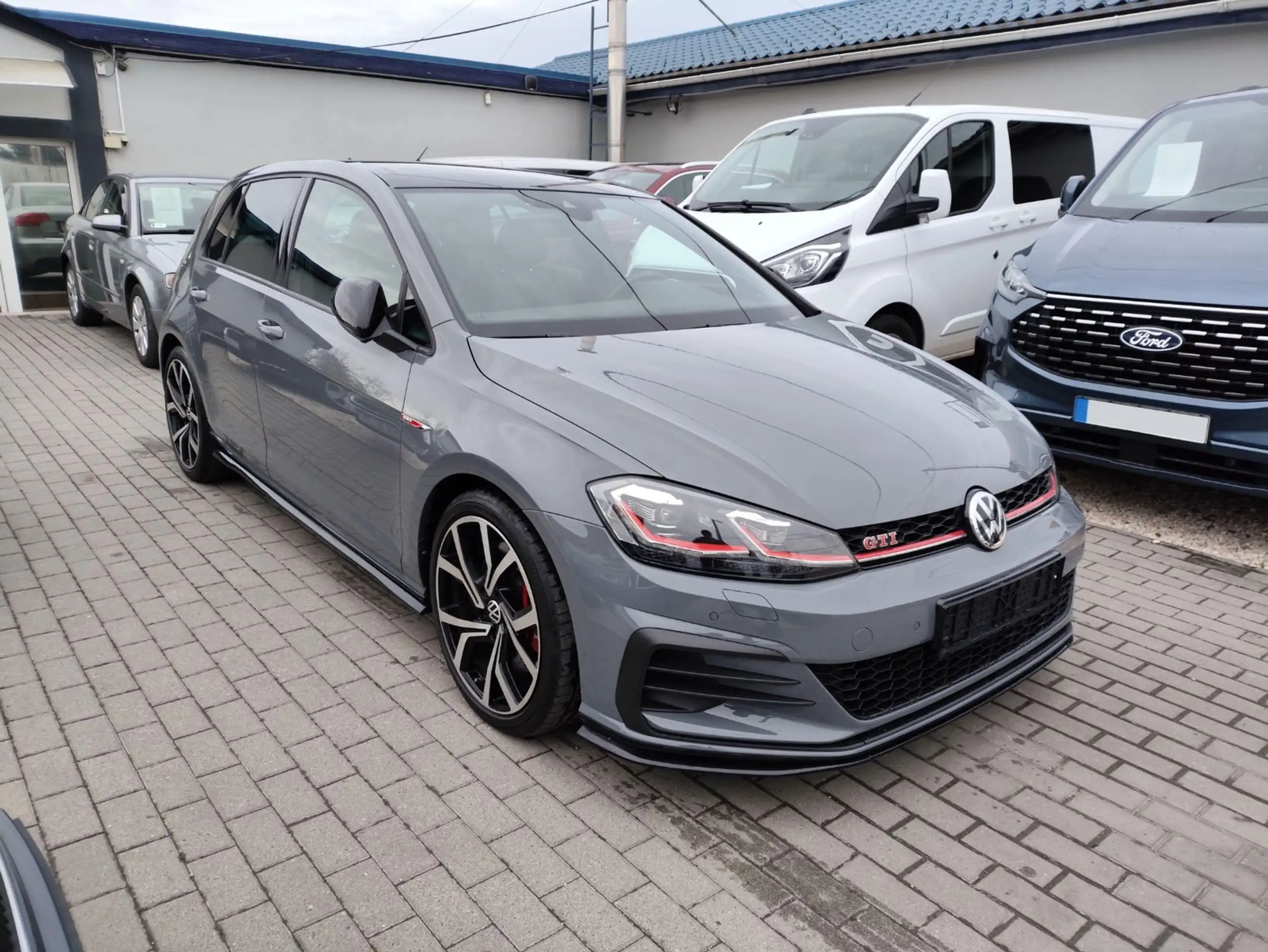 Volkswagen - Golf