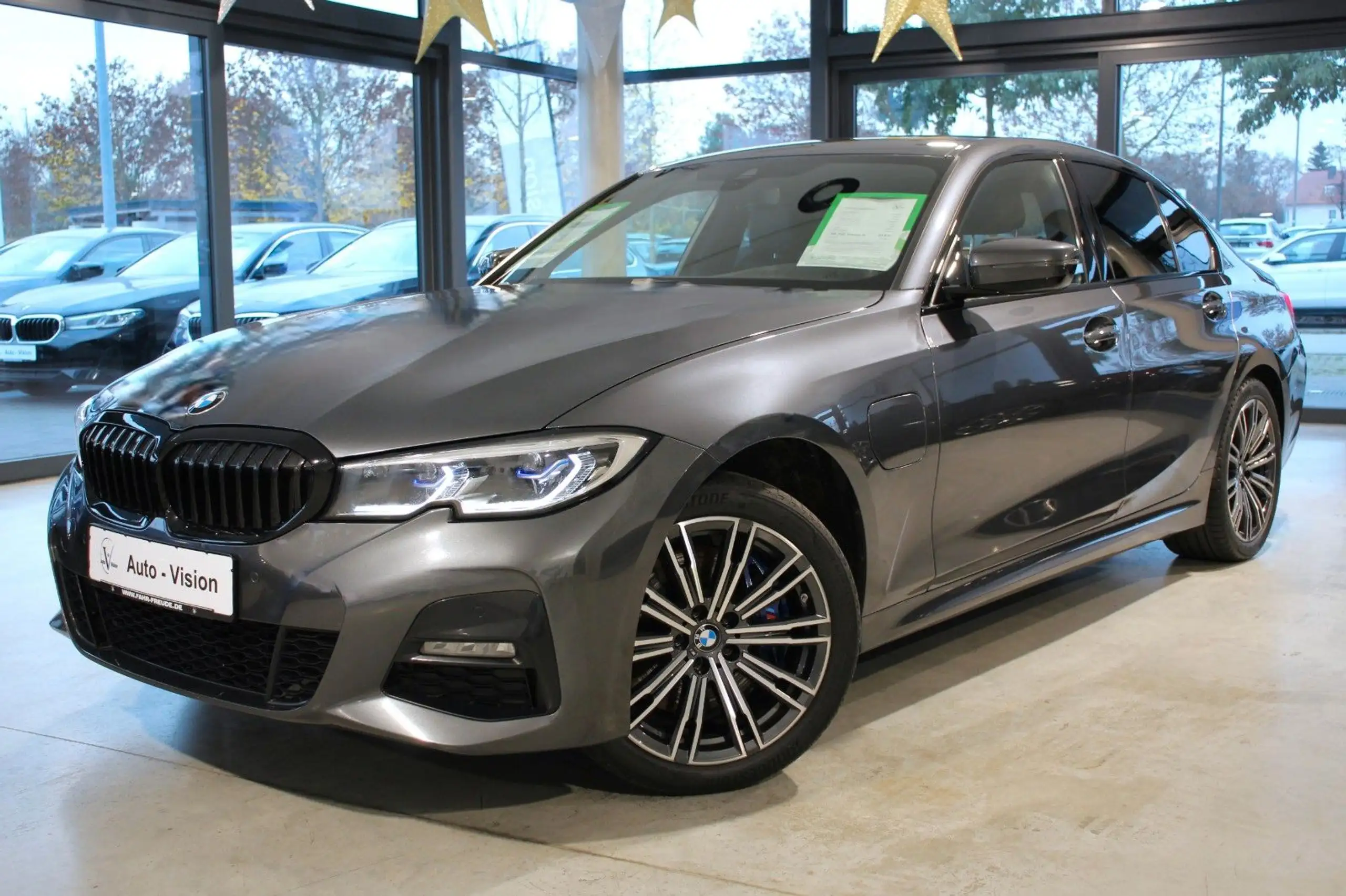 BMW 330 2019