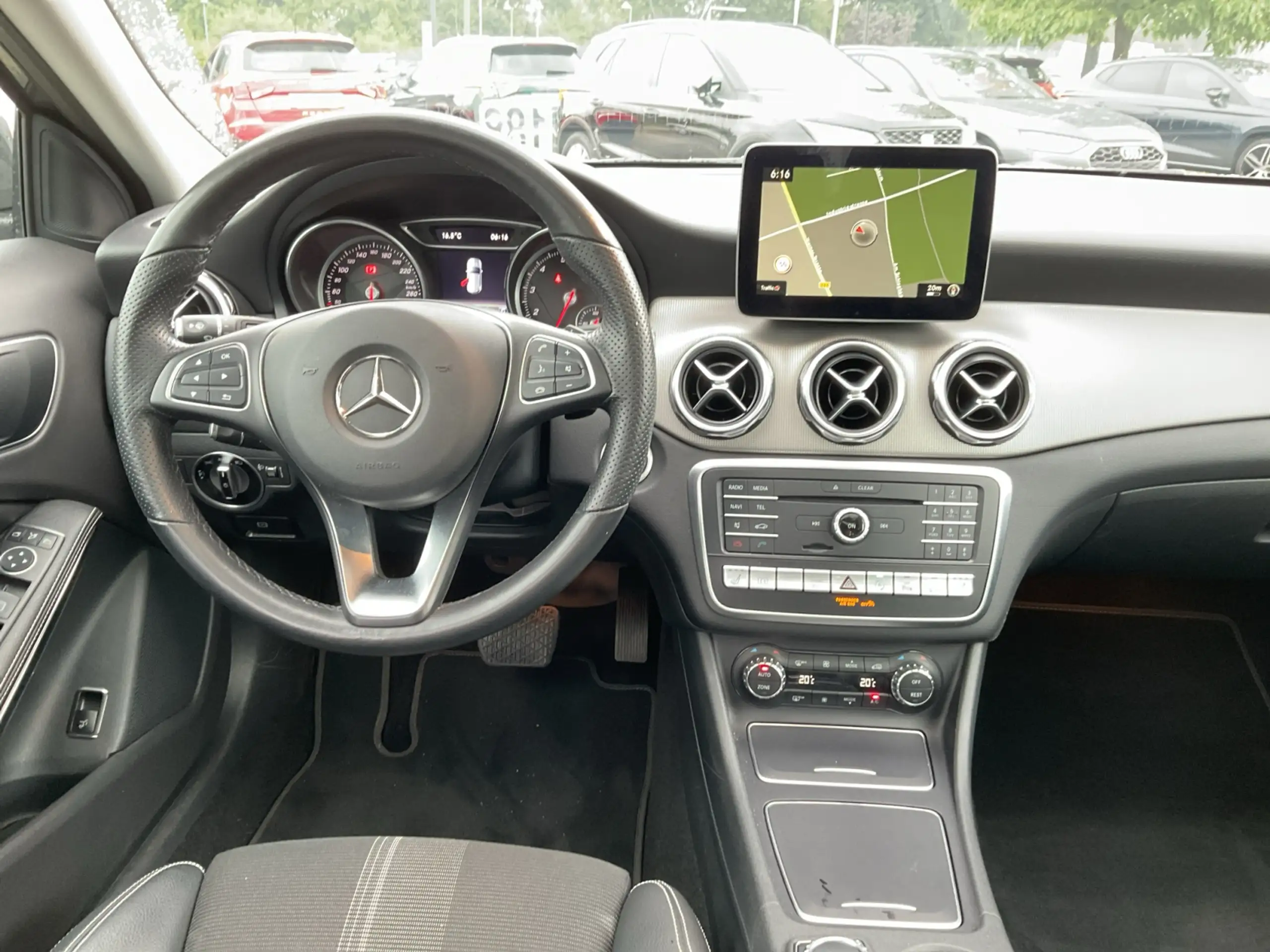 Mercedes-Benz - GLA 220