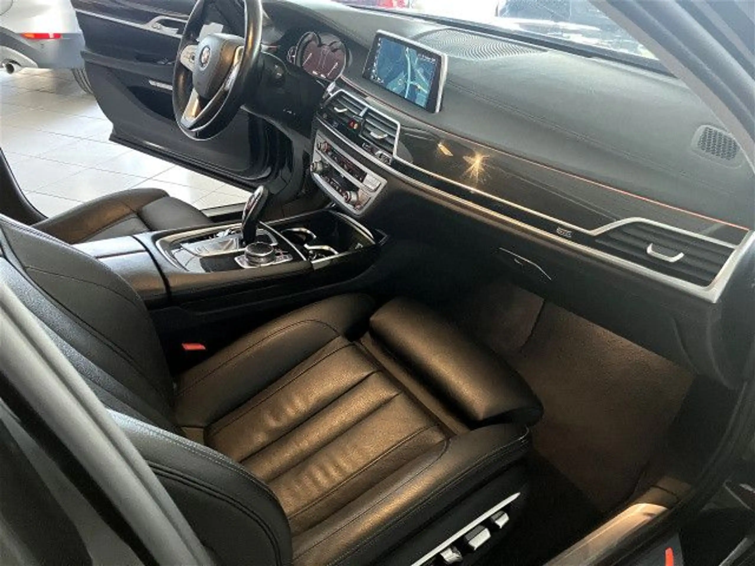 BMW - 730