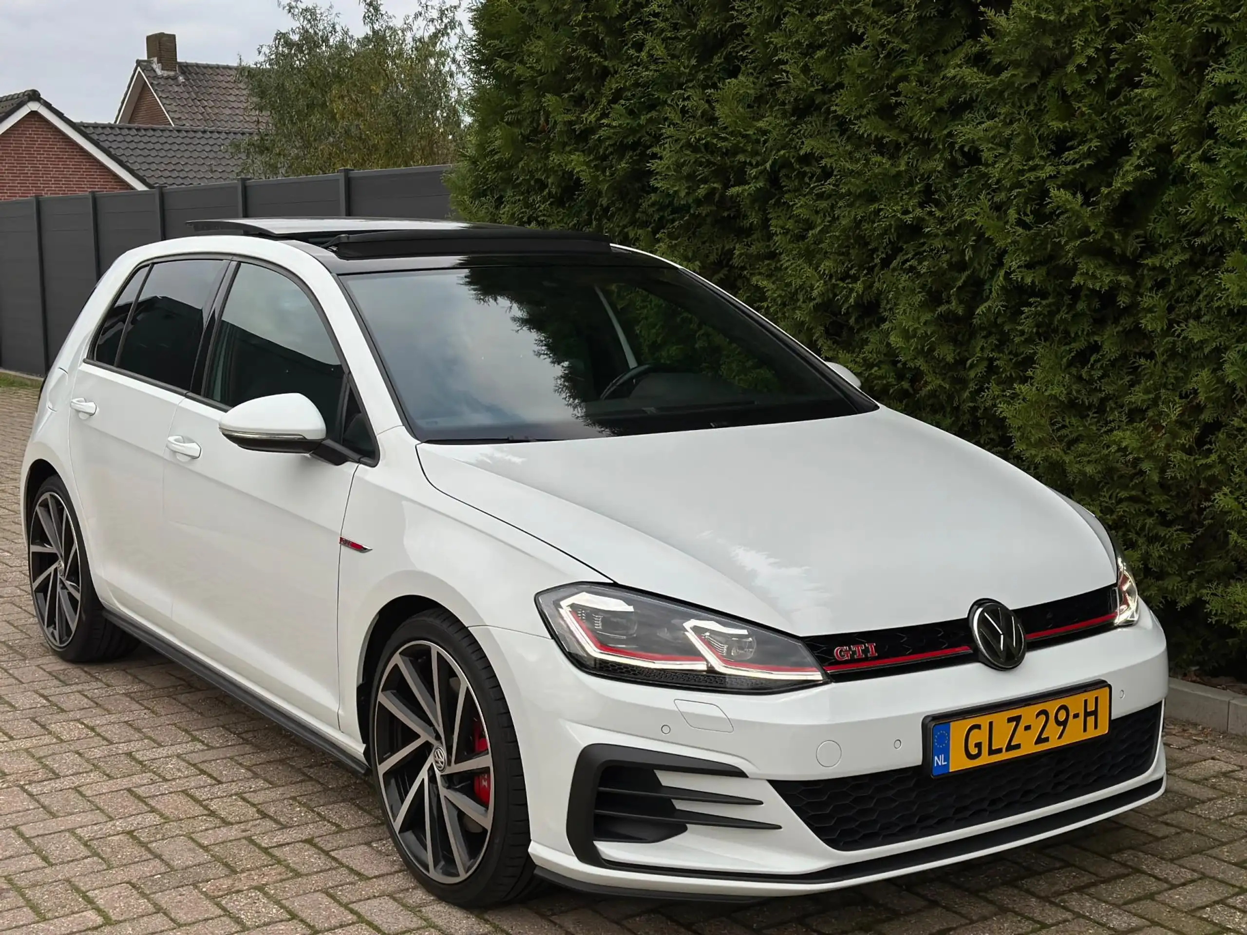 Volkswagen - Golf GTI