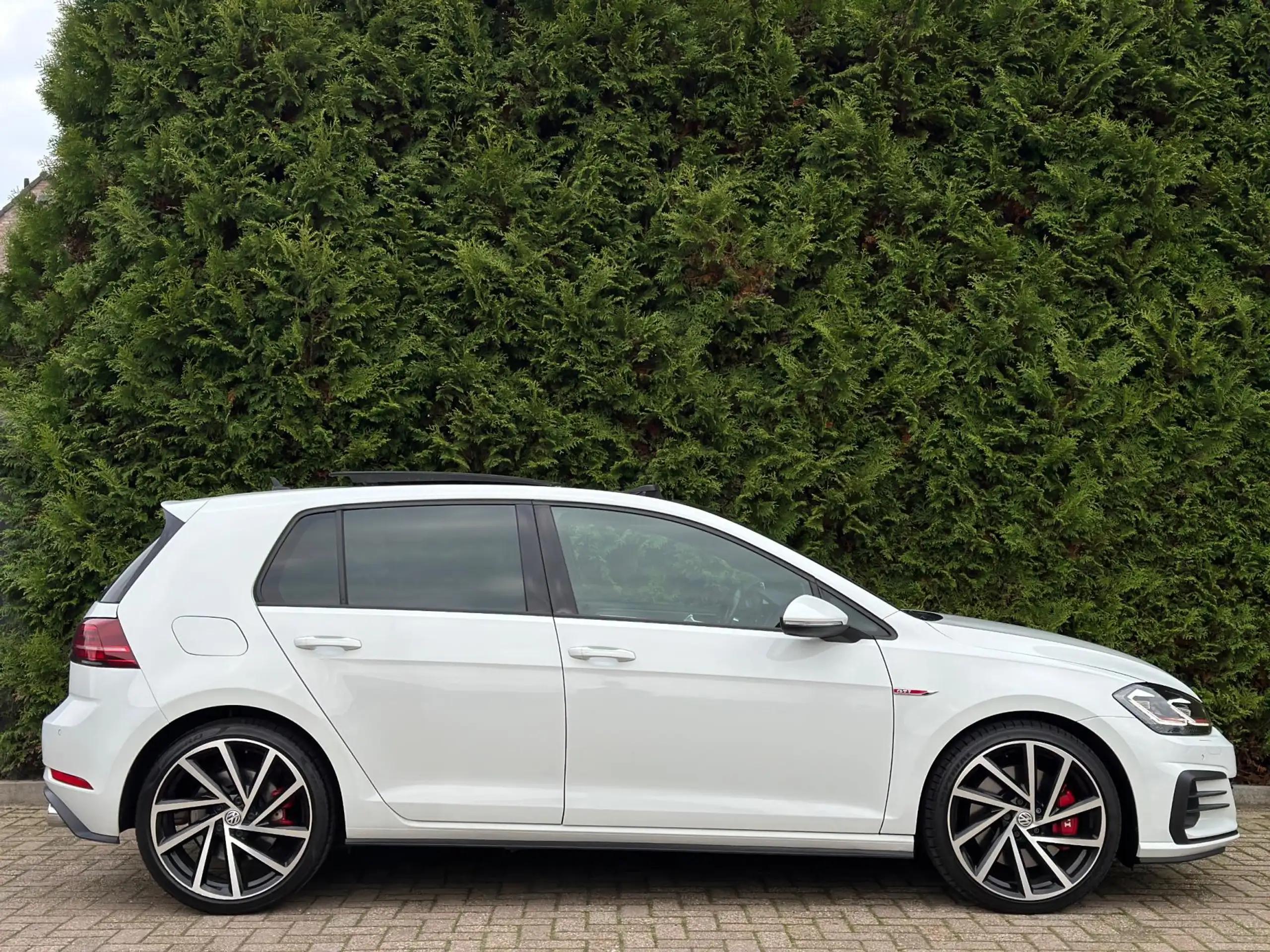 Volkswagen - Golf GTI