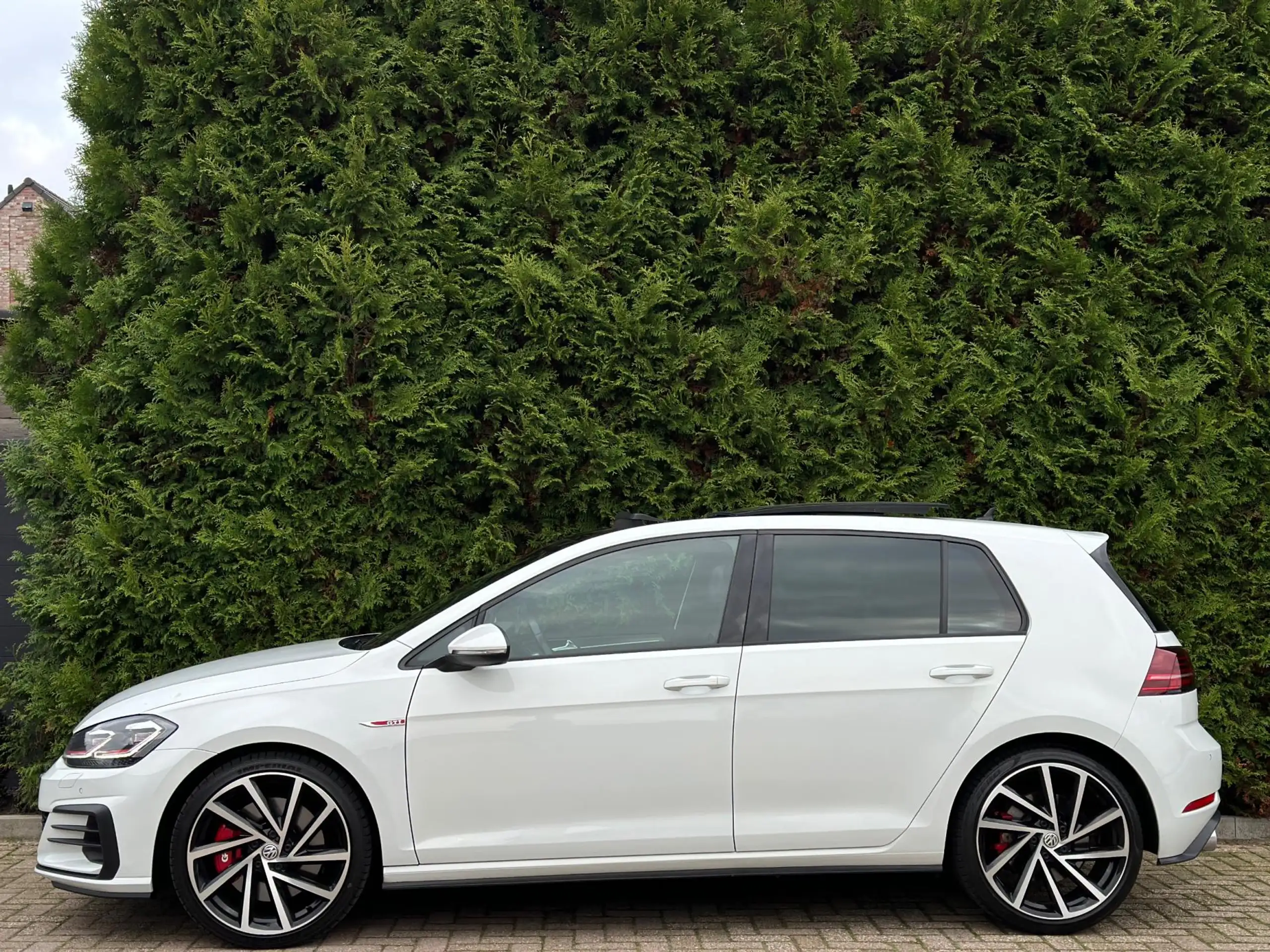 Volkswagen - Golf GTI