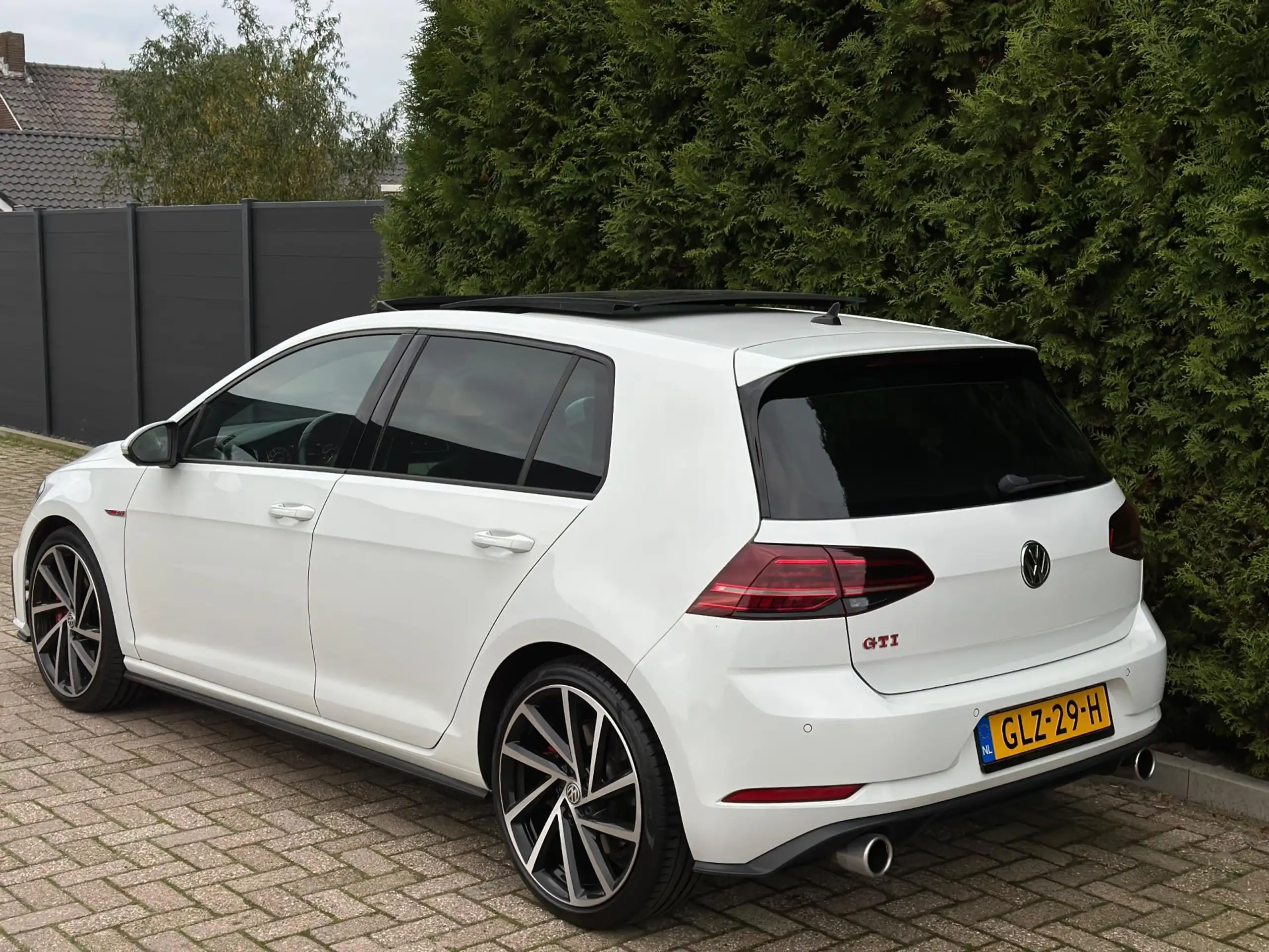 Volkswagen - Golf GTI