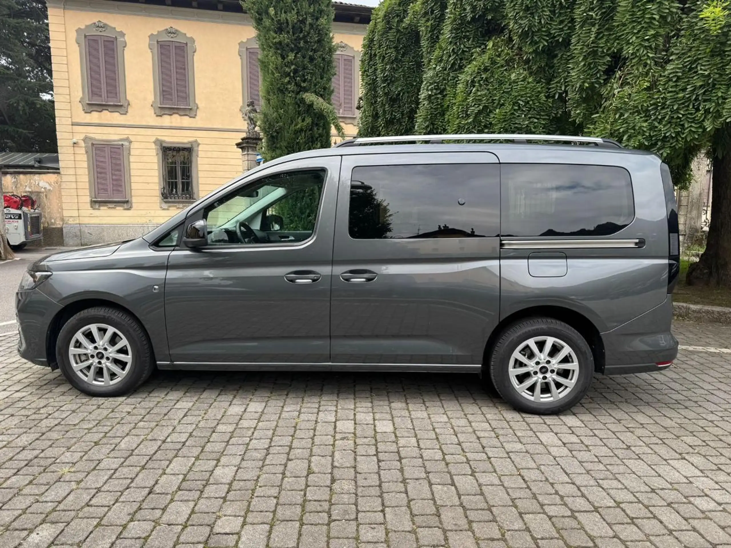 Ford - Grand Tourneo