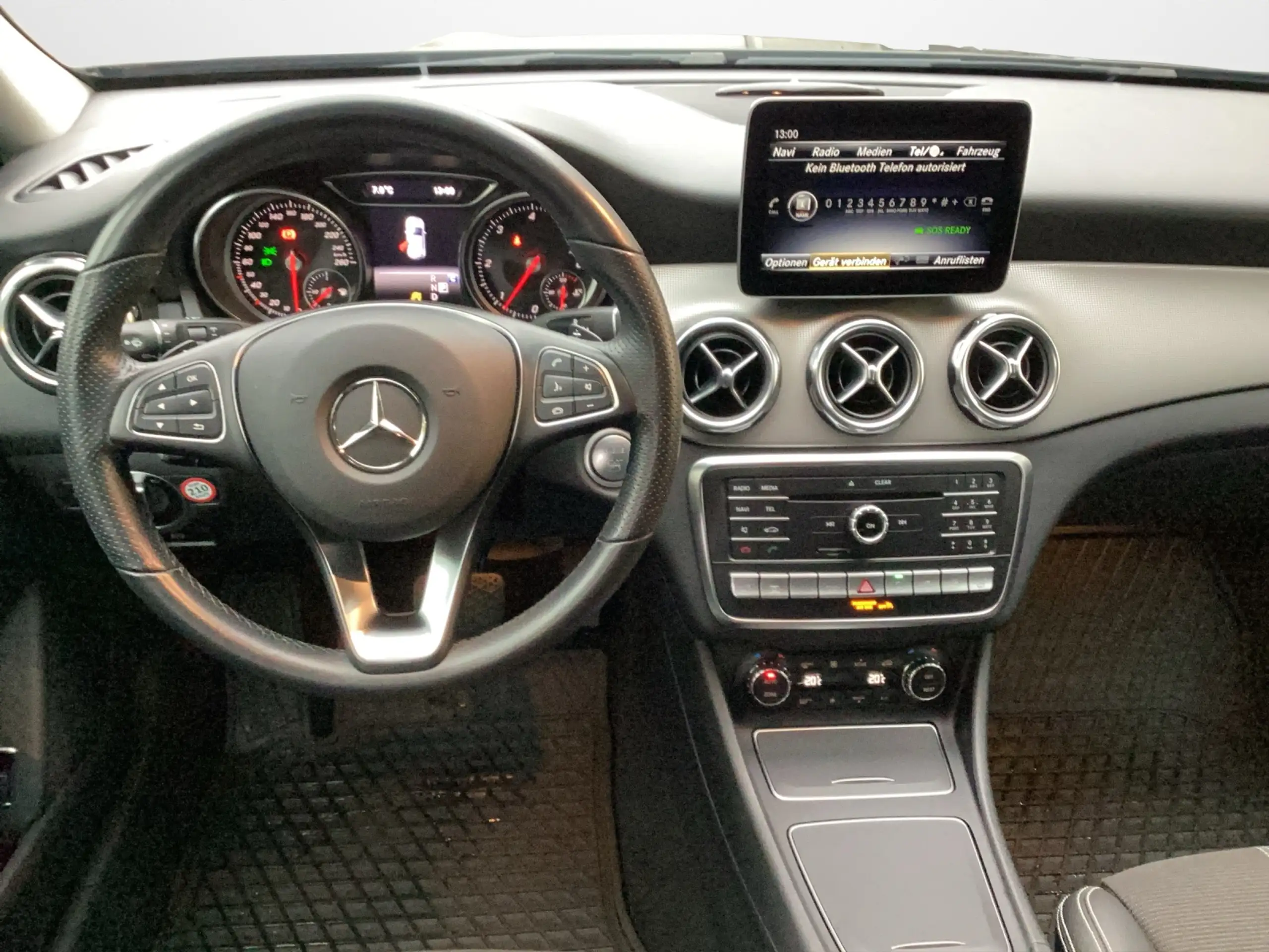 Mercedes-Benz - GLA 220