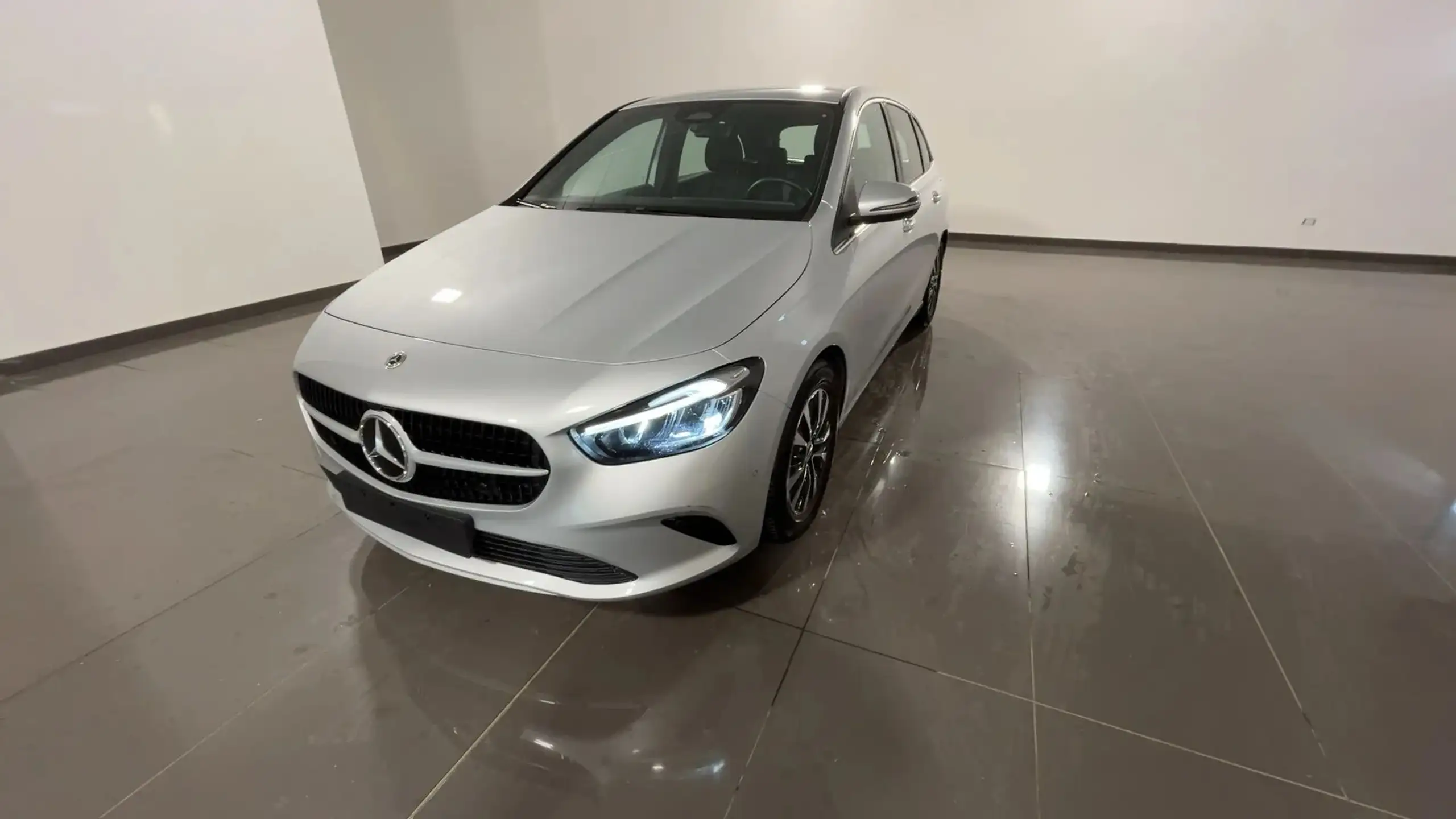 Mercedes-Benz B 180 2023