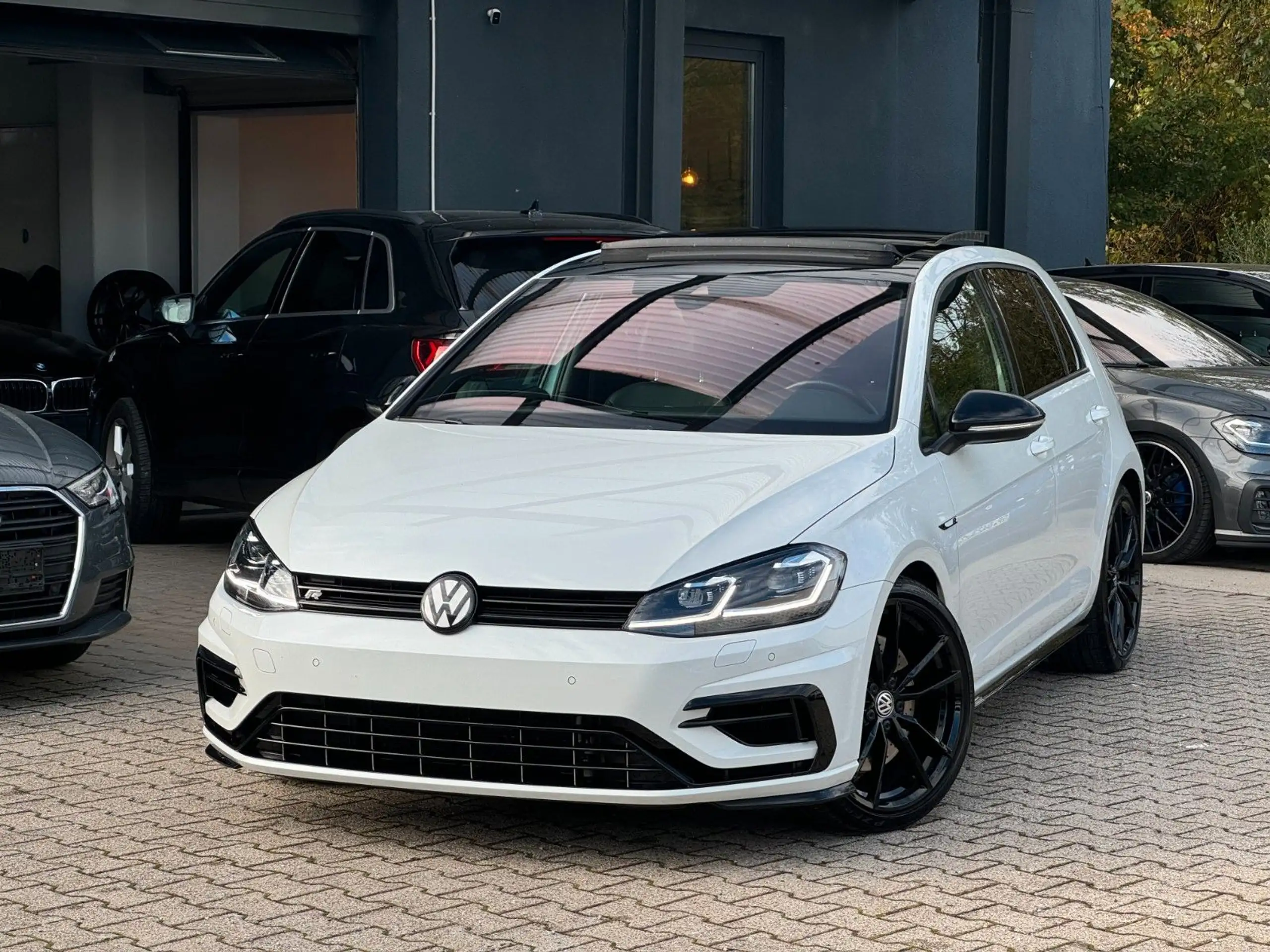 Volkswagen - Golf