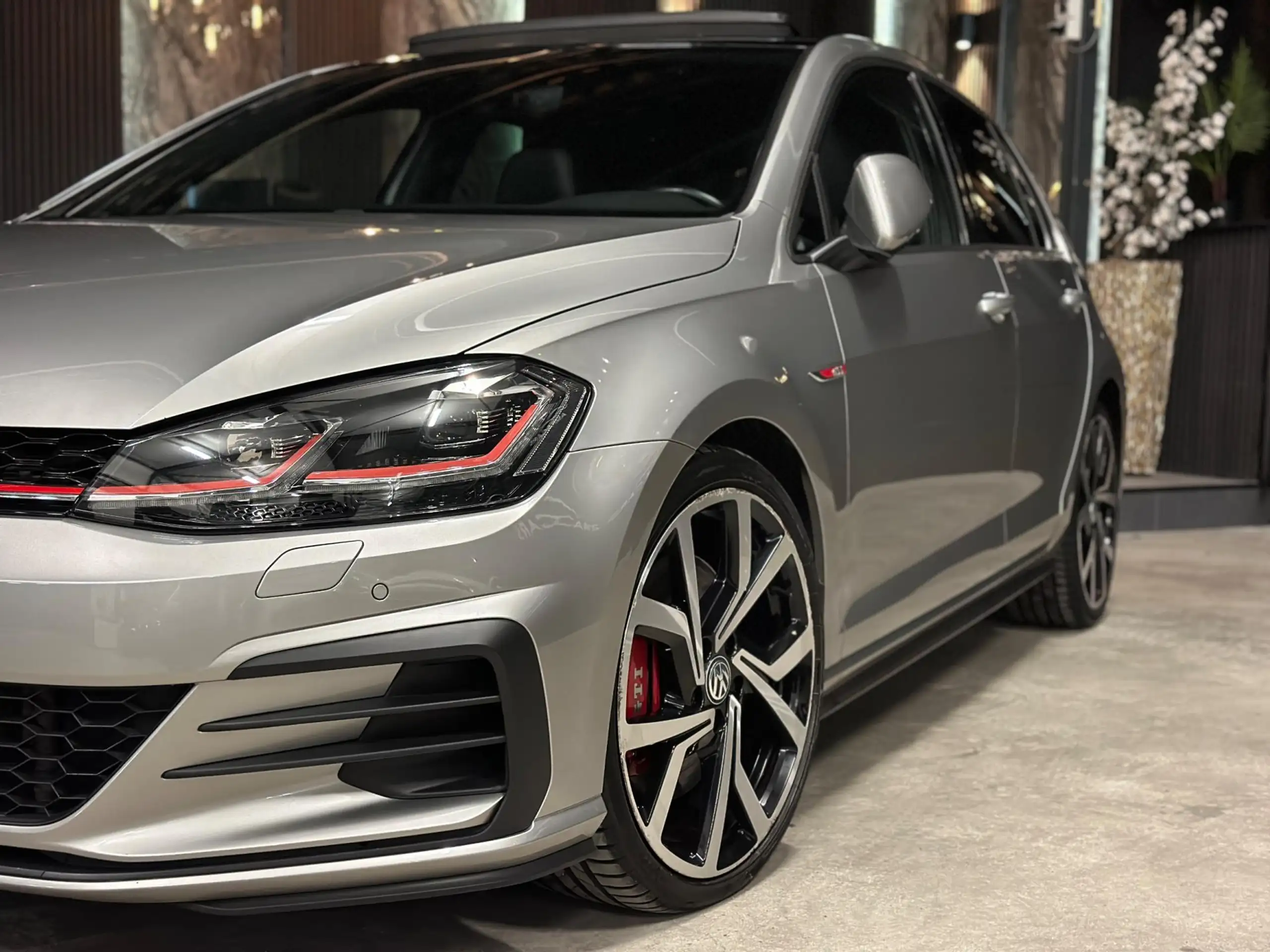 Volkswagen - Golf GTI