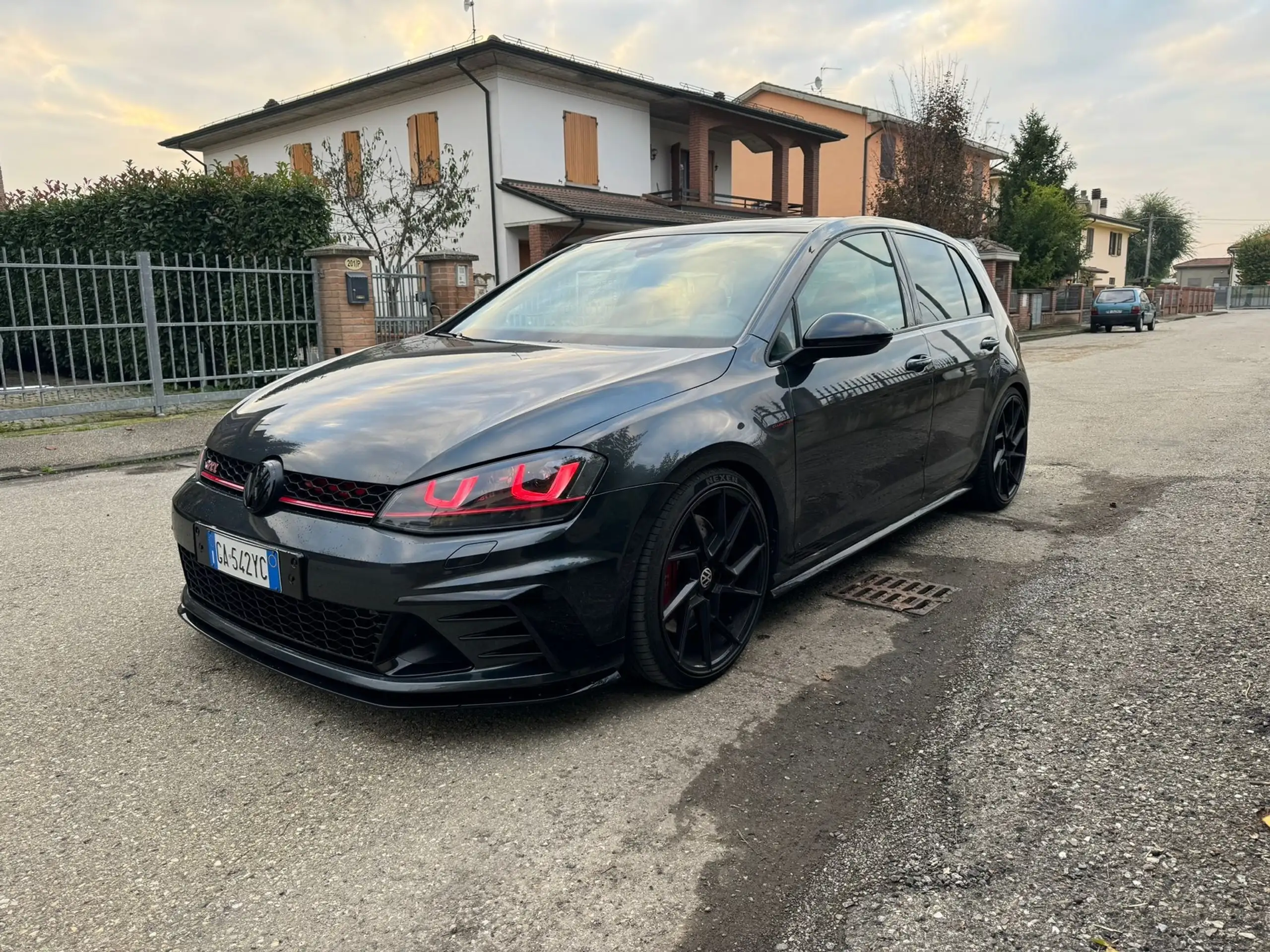 Volkswagen - Golf GTI