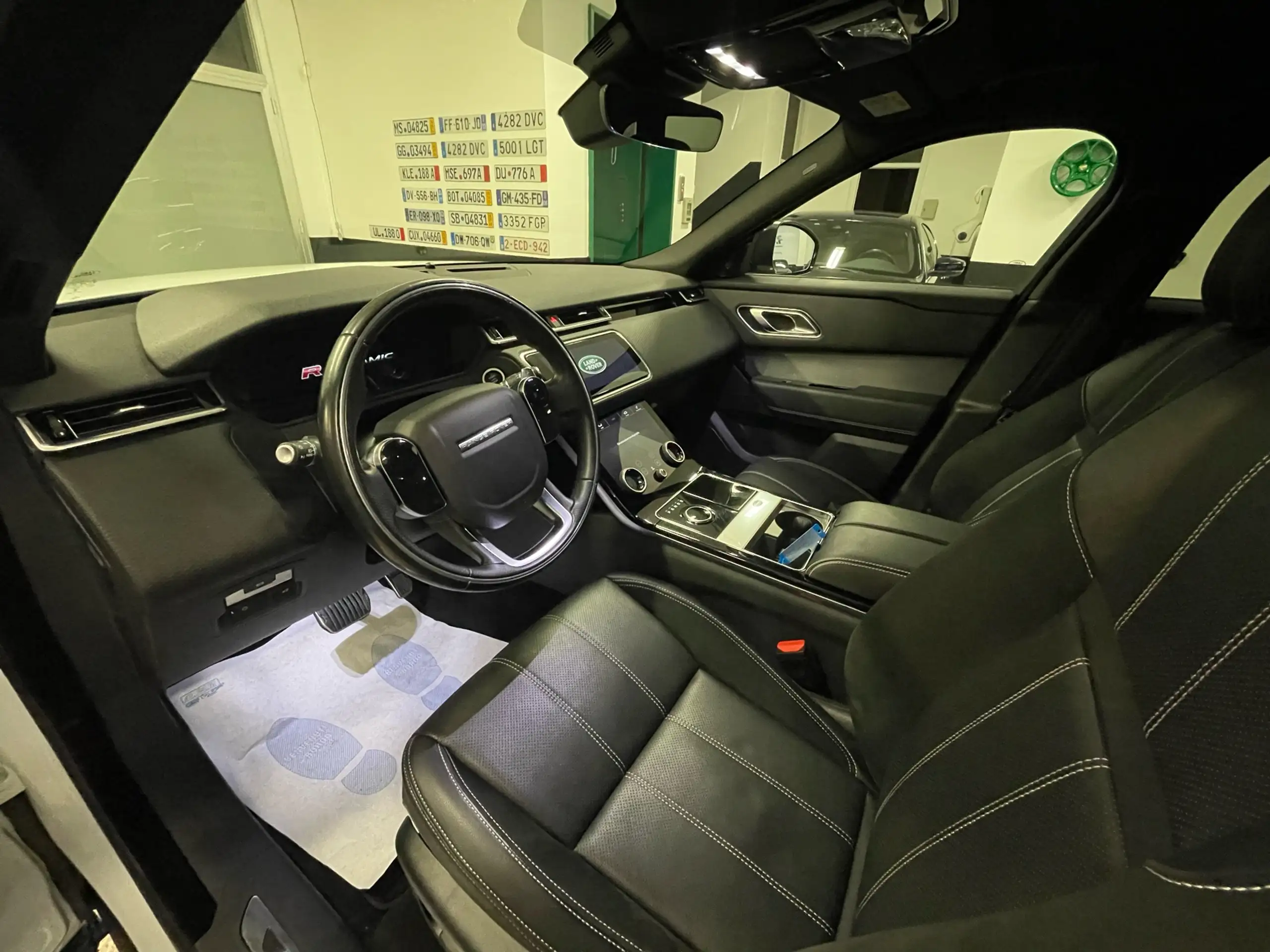 Land Rover - Range Rover Velar