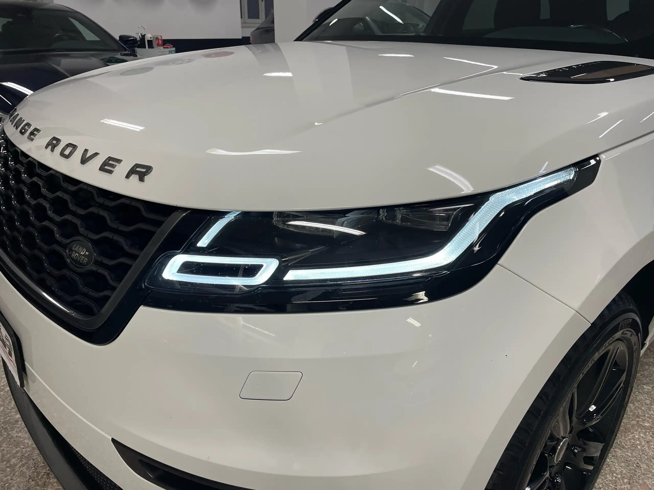 Land Rover - Range Rover Velar