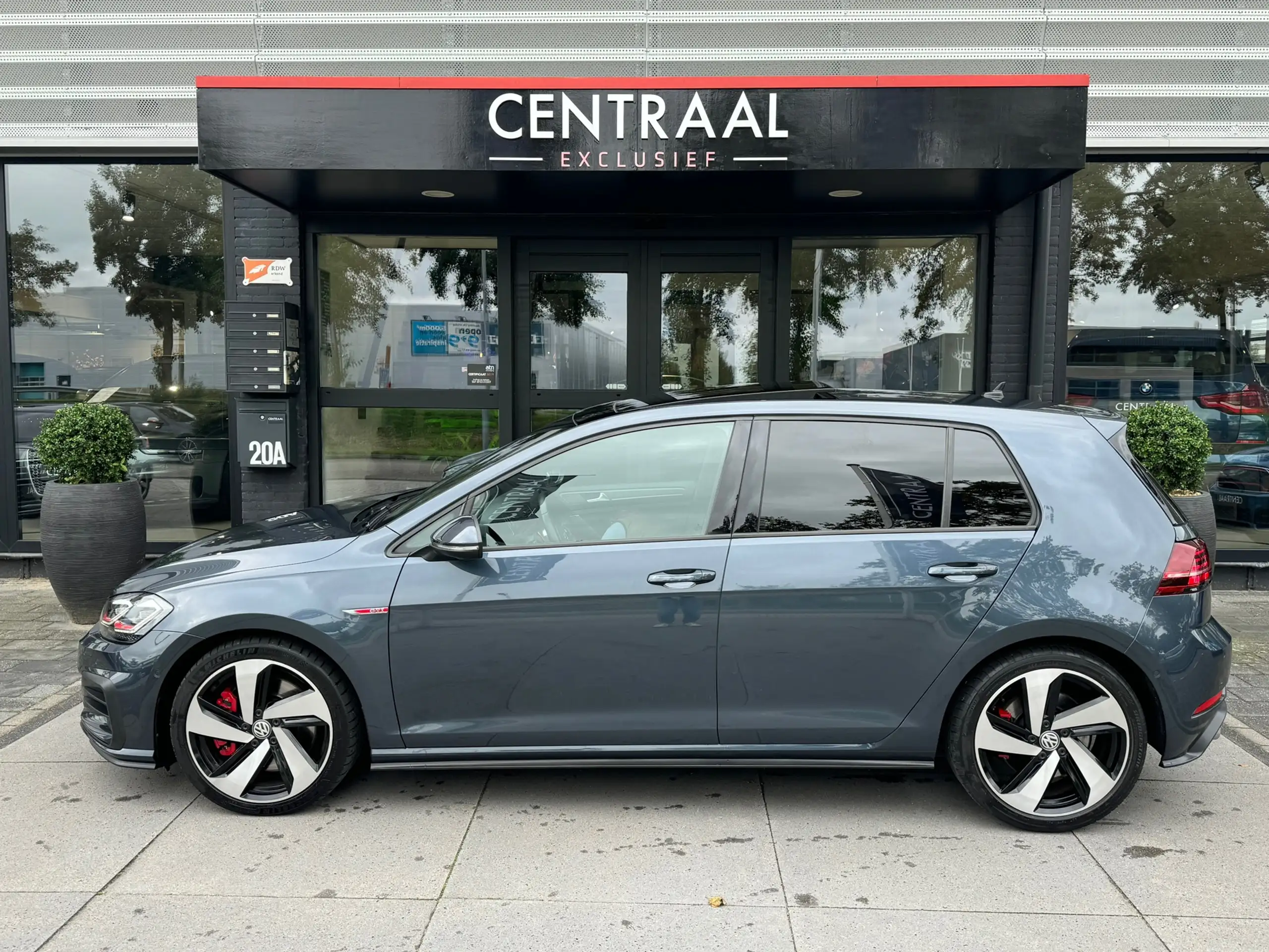 Volkswagen - Golf GTI