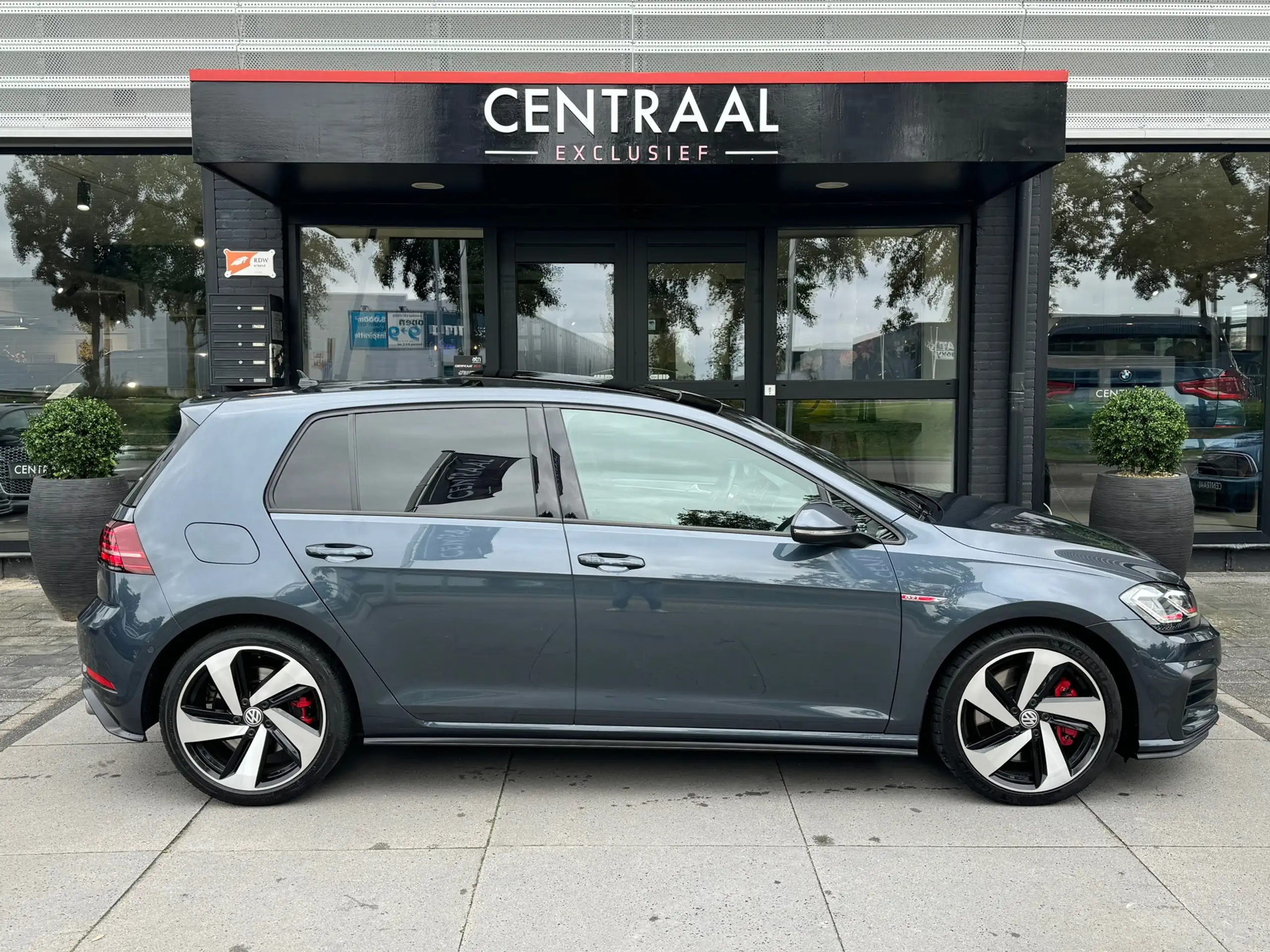 Volkswagen - Golf GTI