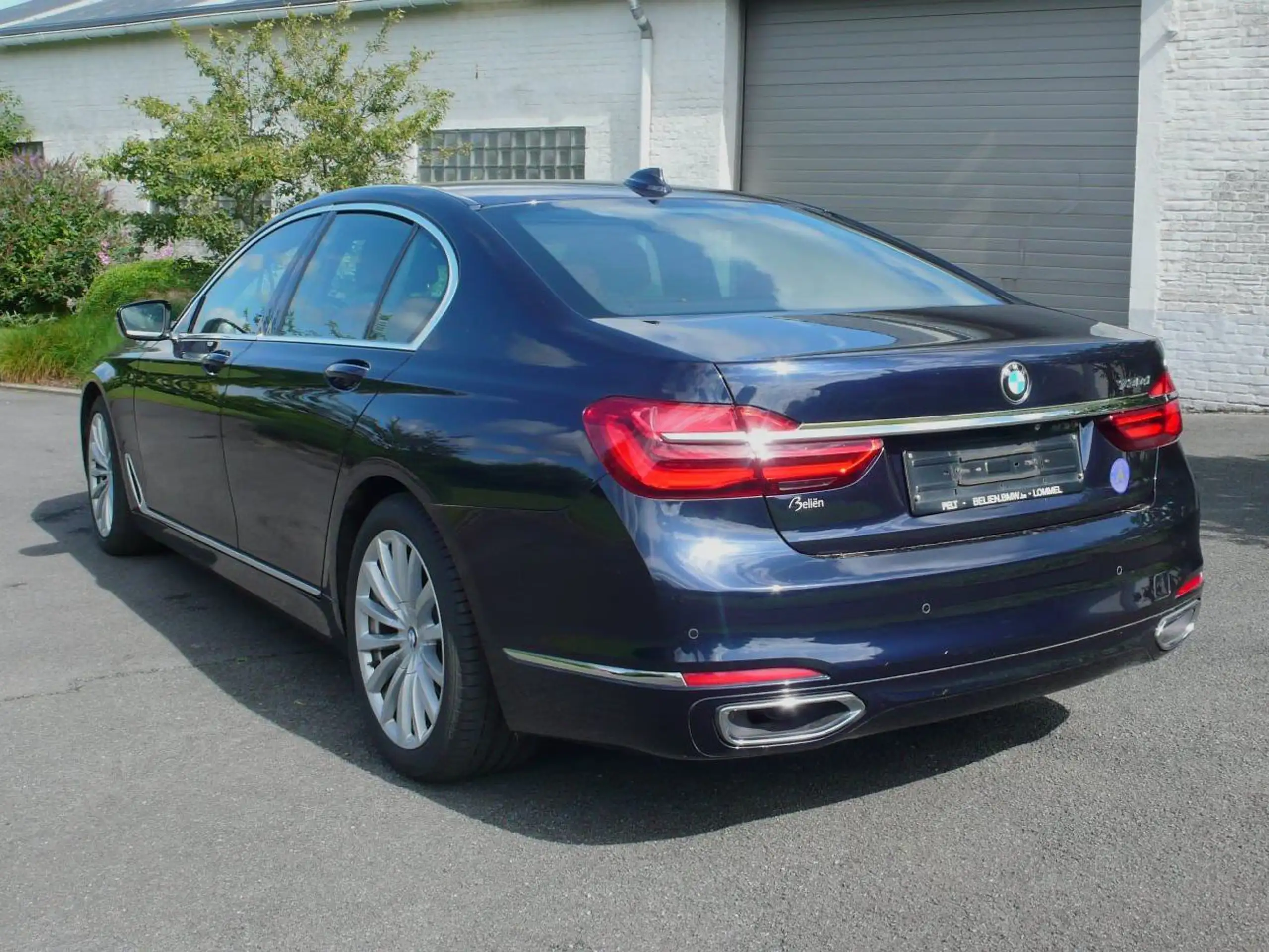 BMW - 730