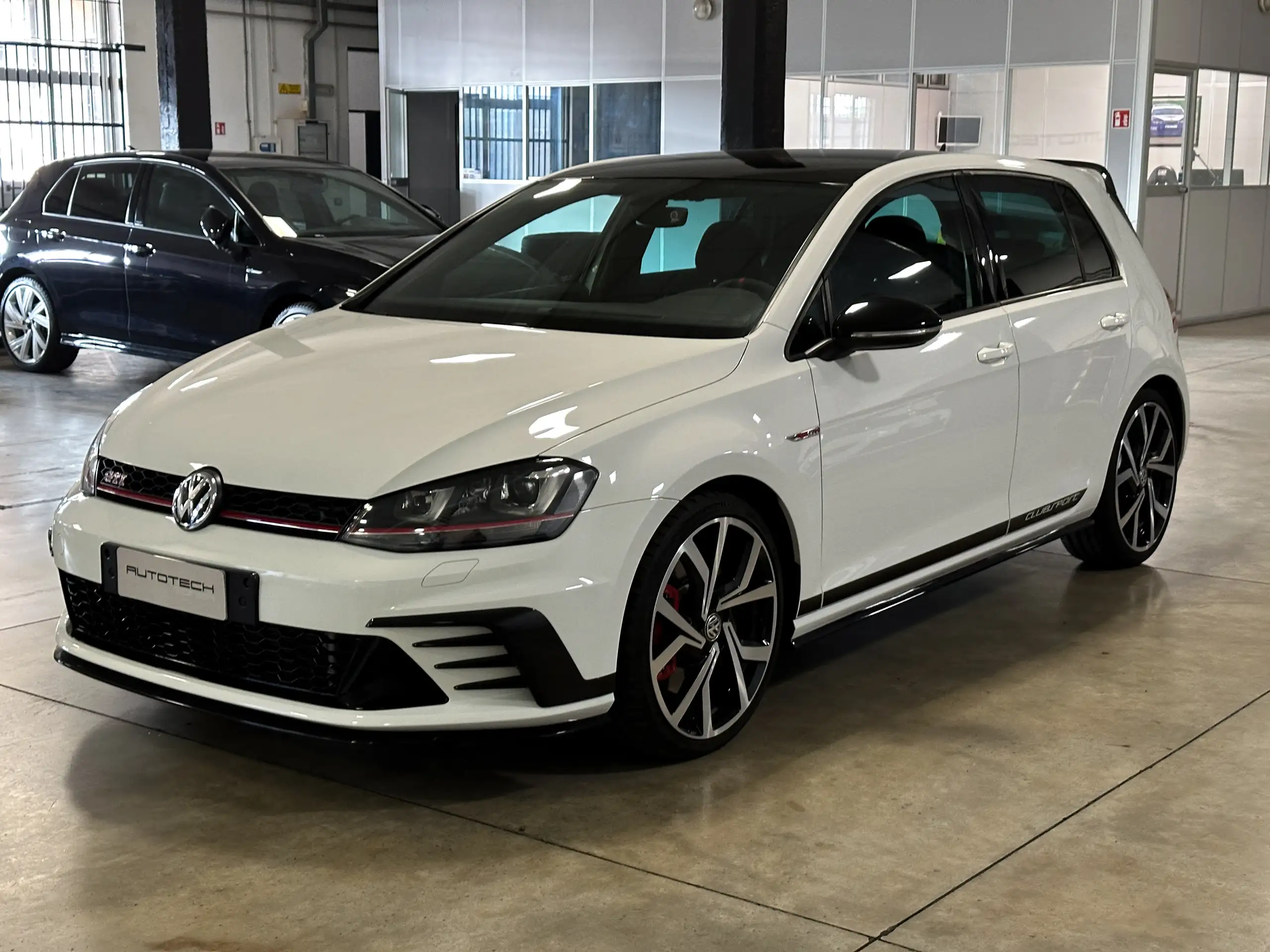 Volkswagen - Golf GTI