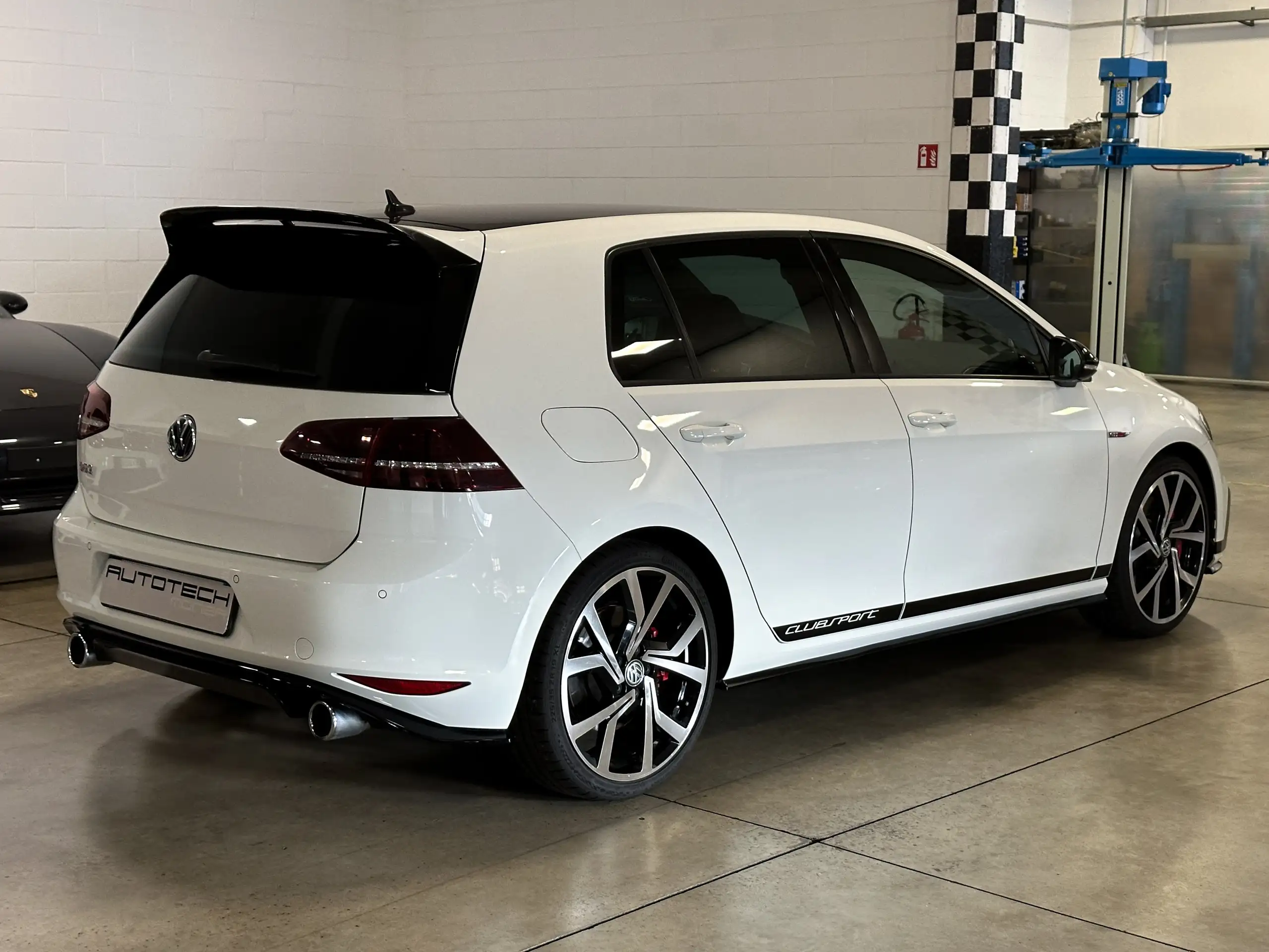 Volkswagen - Golf GTI