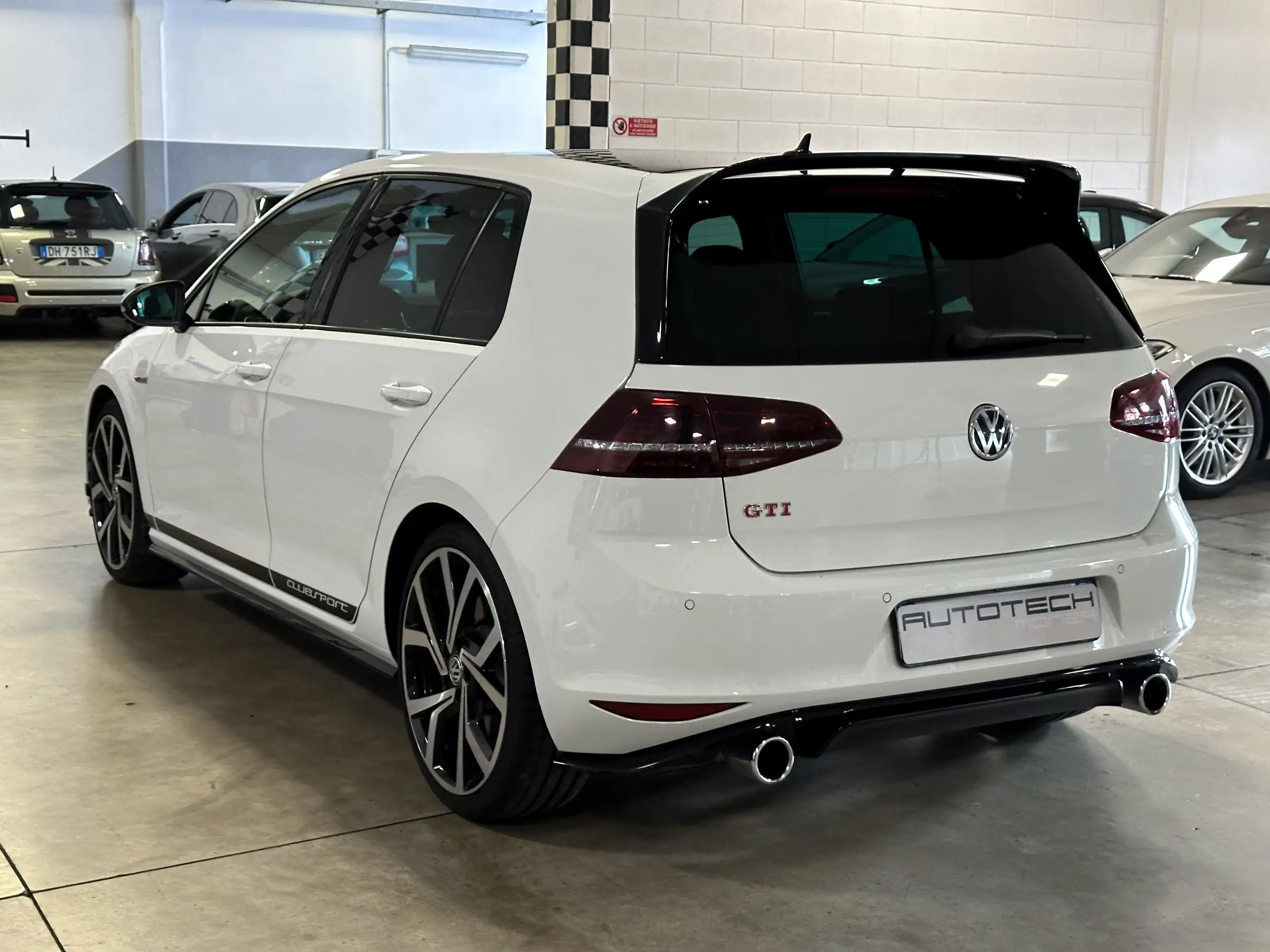 Volkswagen - Golf GTI