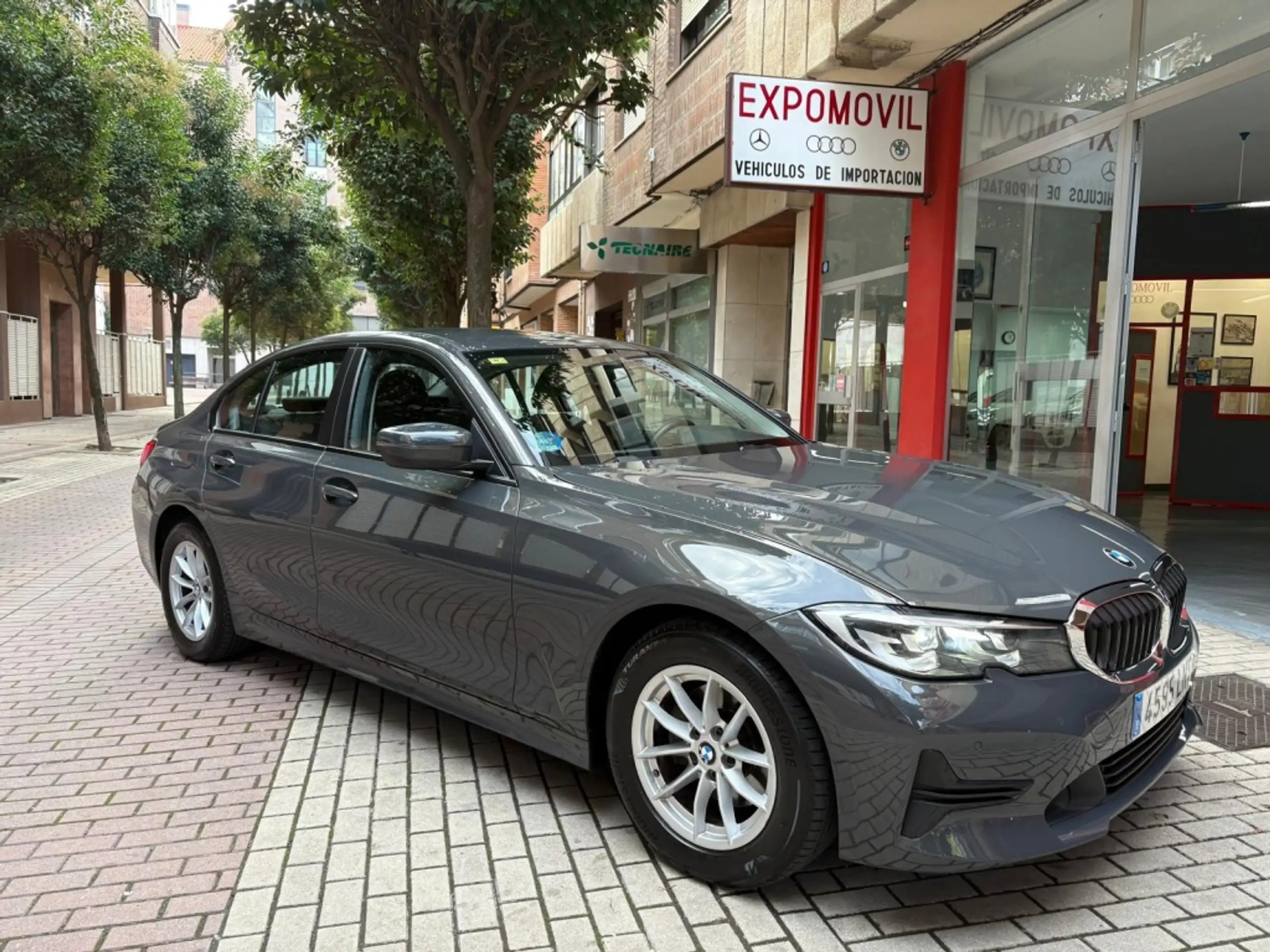 BMW - 320