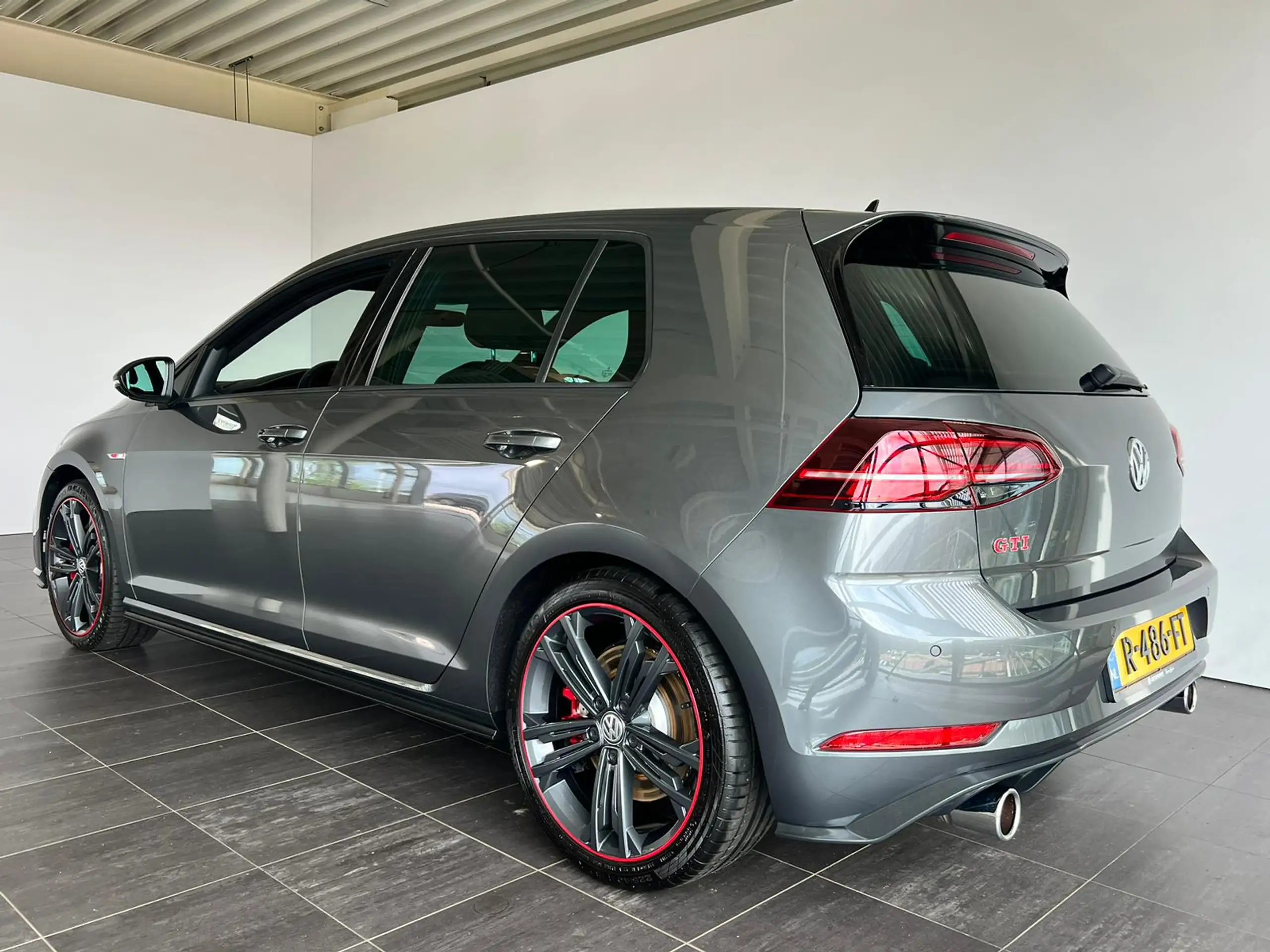 Volkswagen - Golf GTI