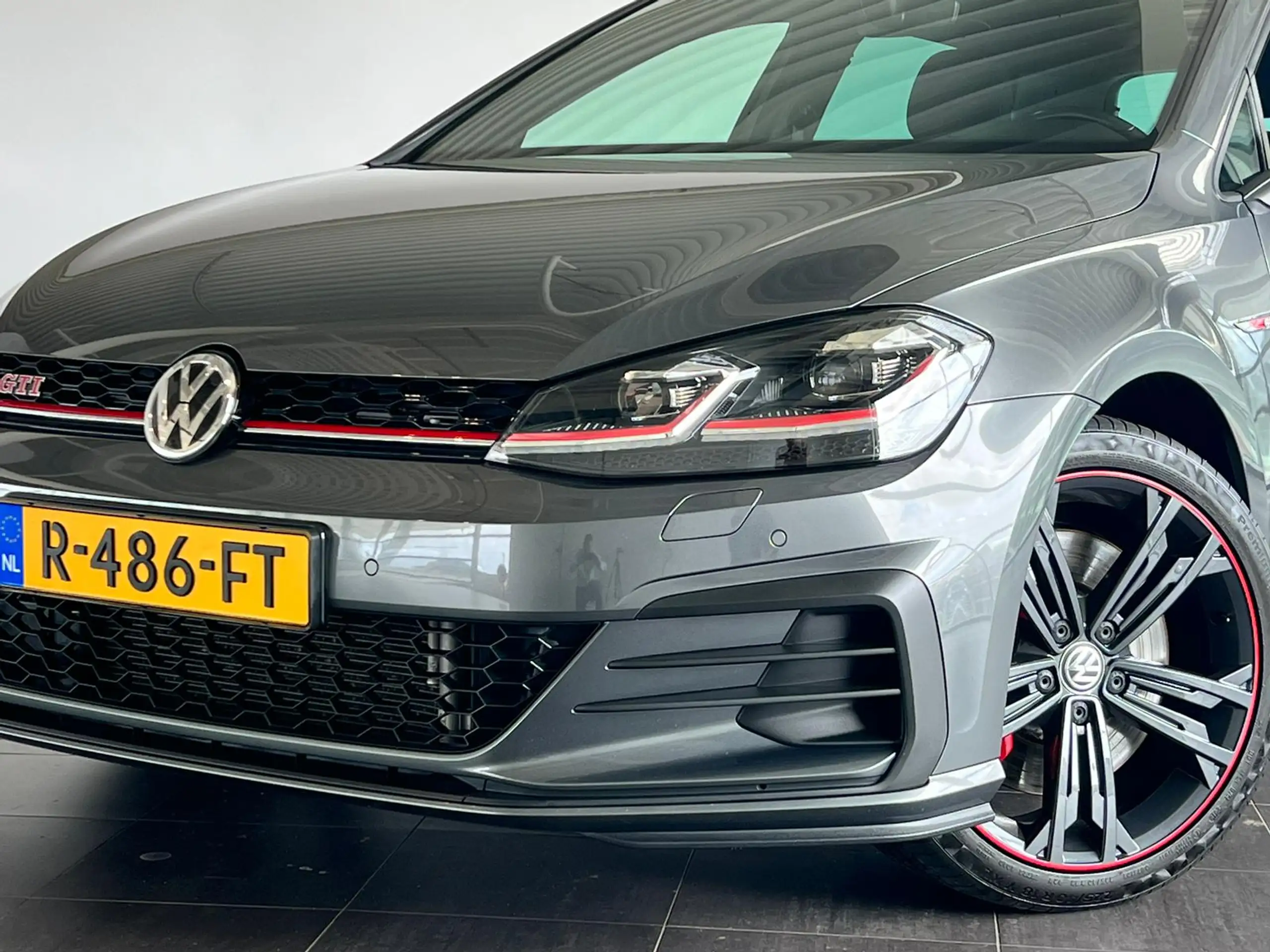 Volkswagen - Golf GTI