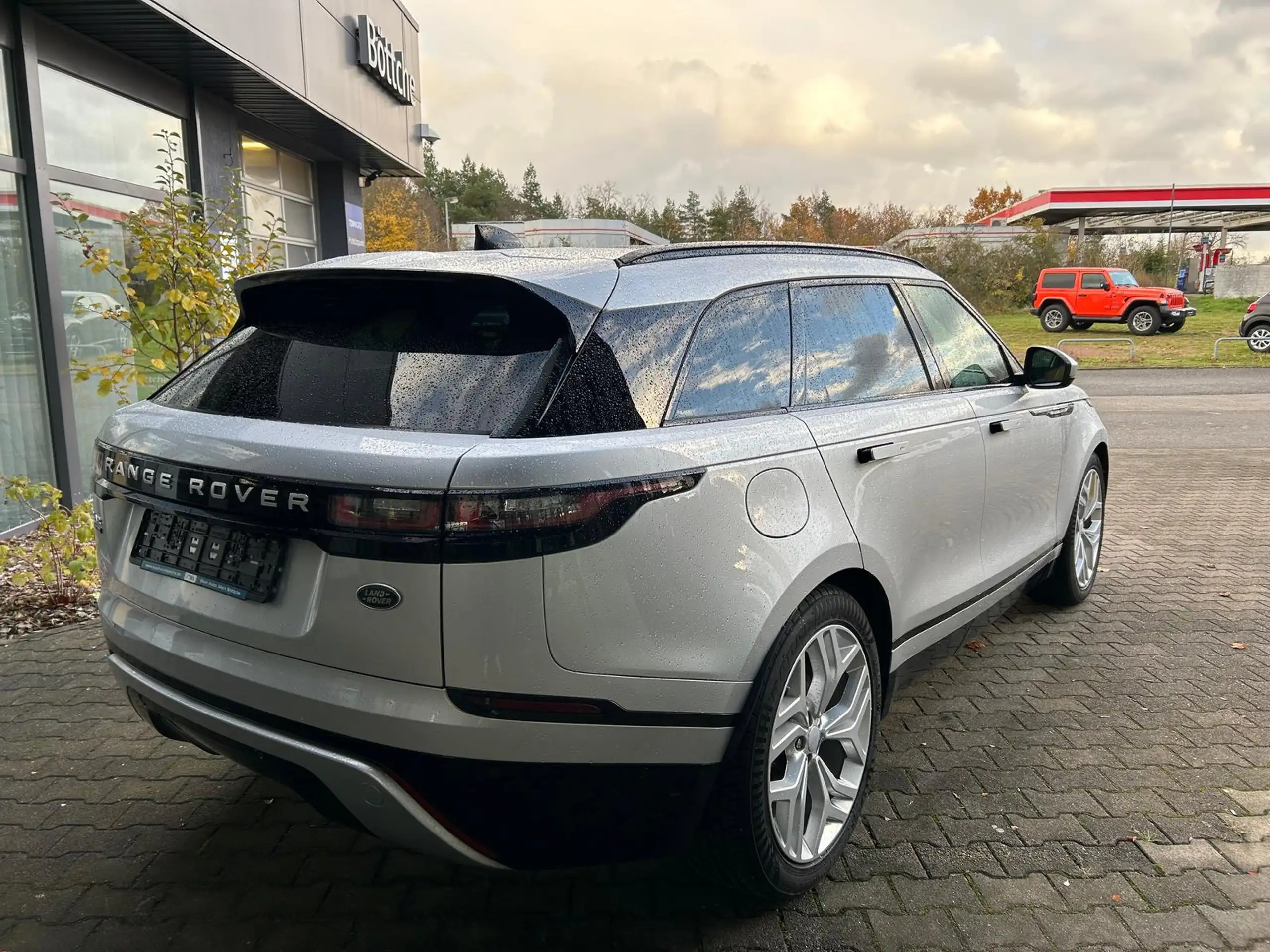 Land Rover - Range Rover Velar