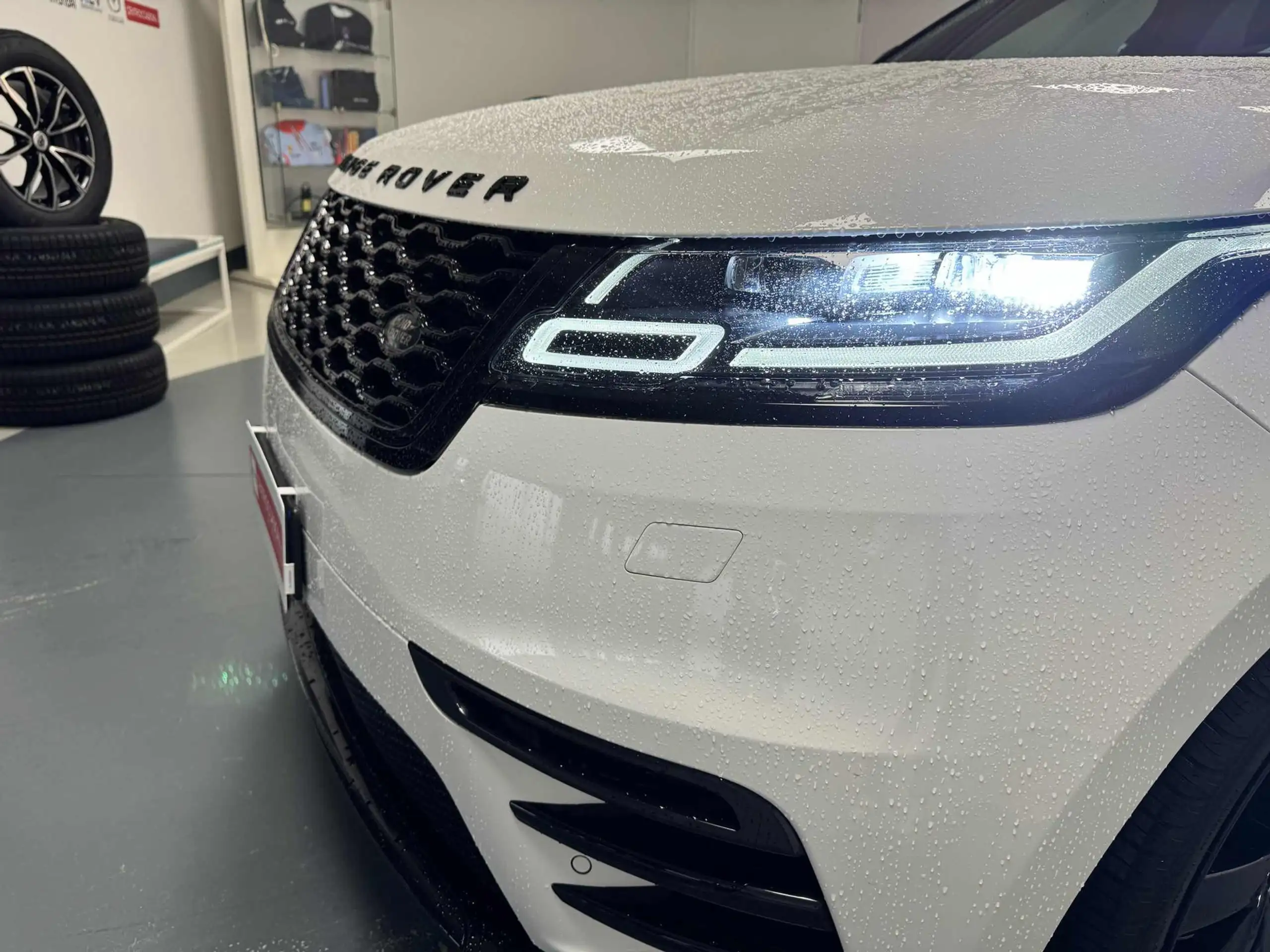 Land Rover - Range Rover Velar