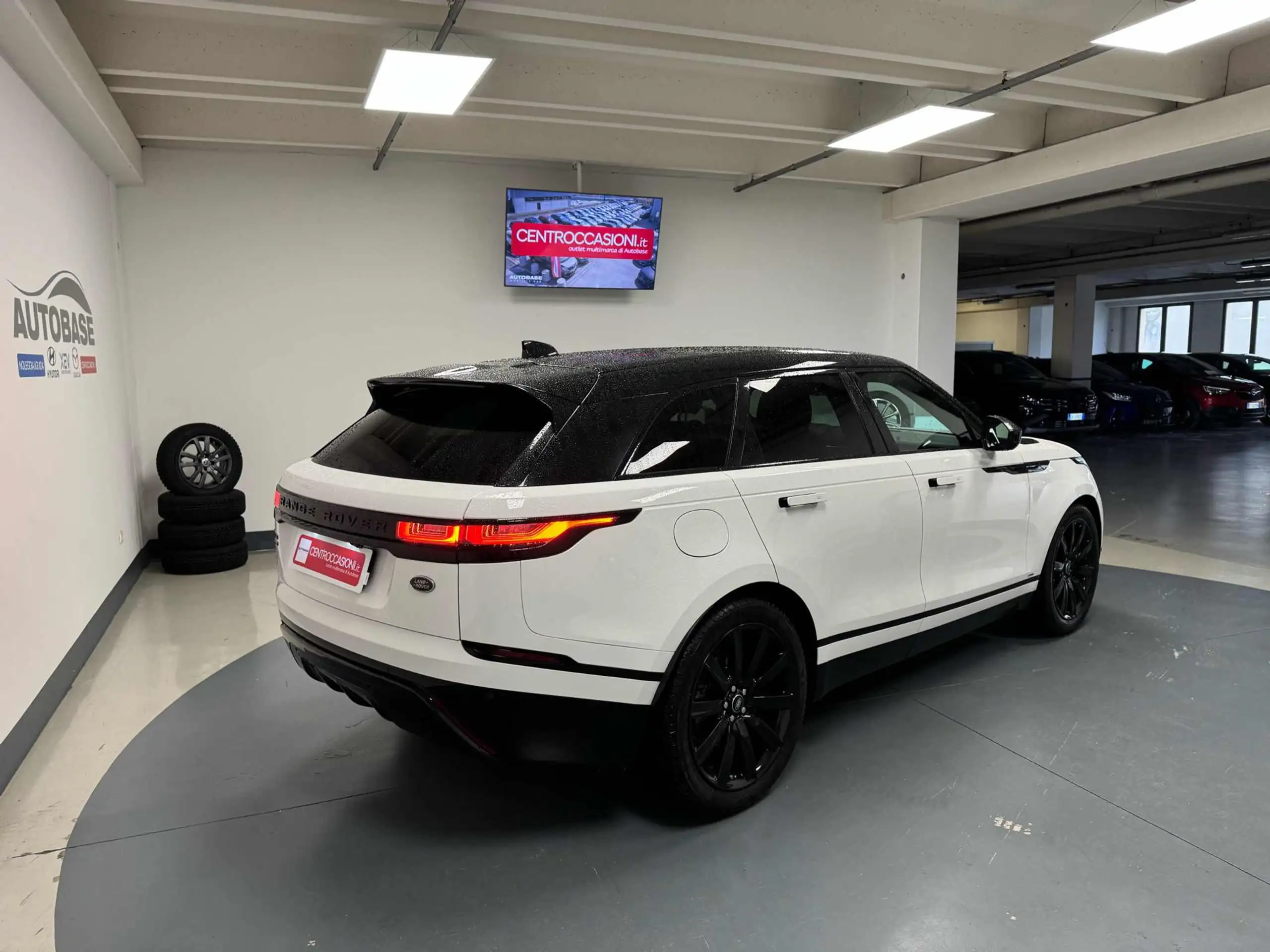 Land Rover - Range Rover Velar