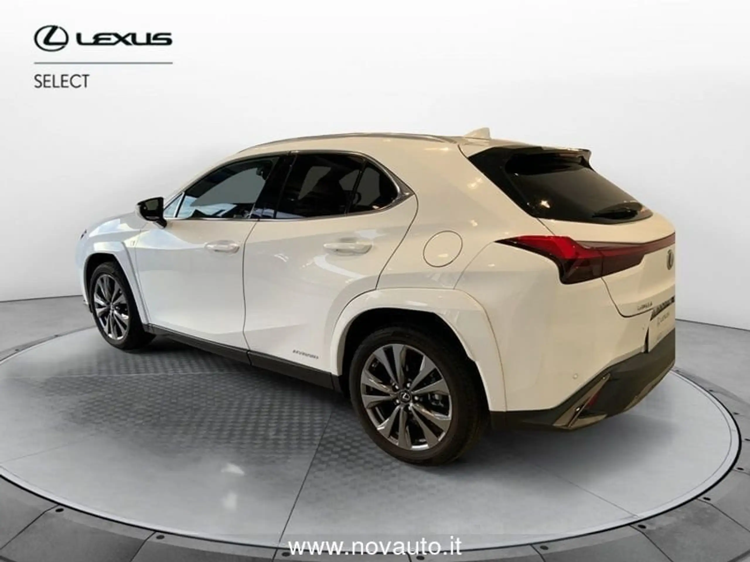 Lexus - UX 200