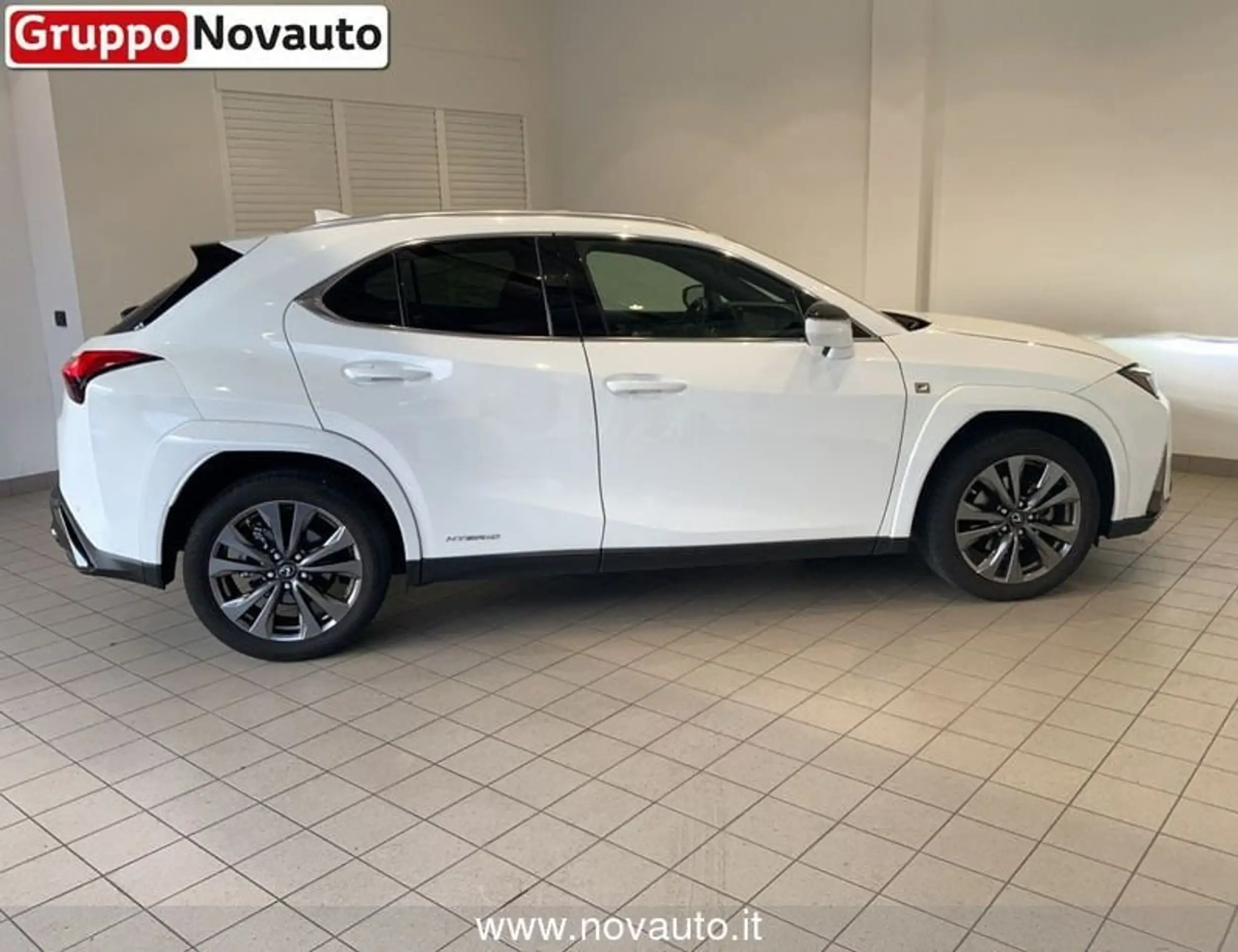 Lexus - UX 200