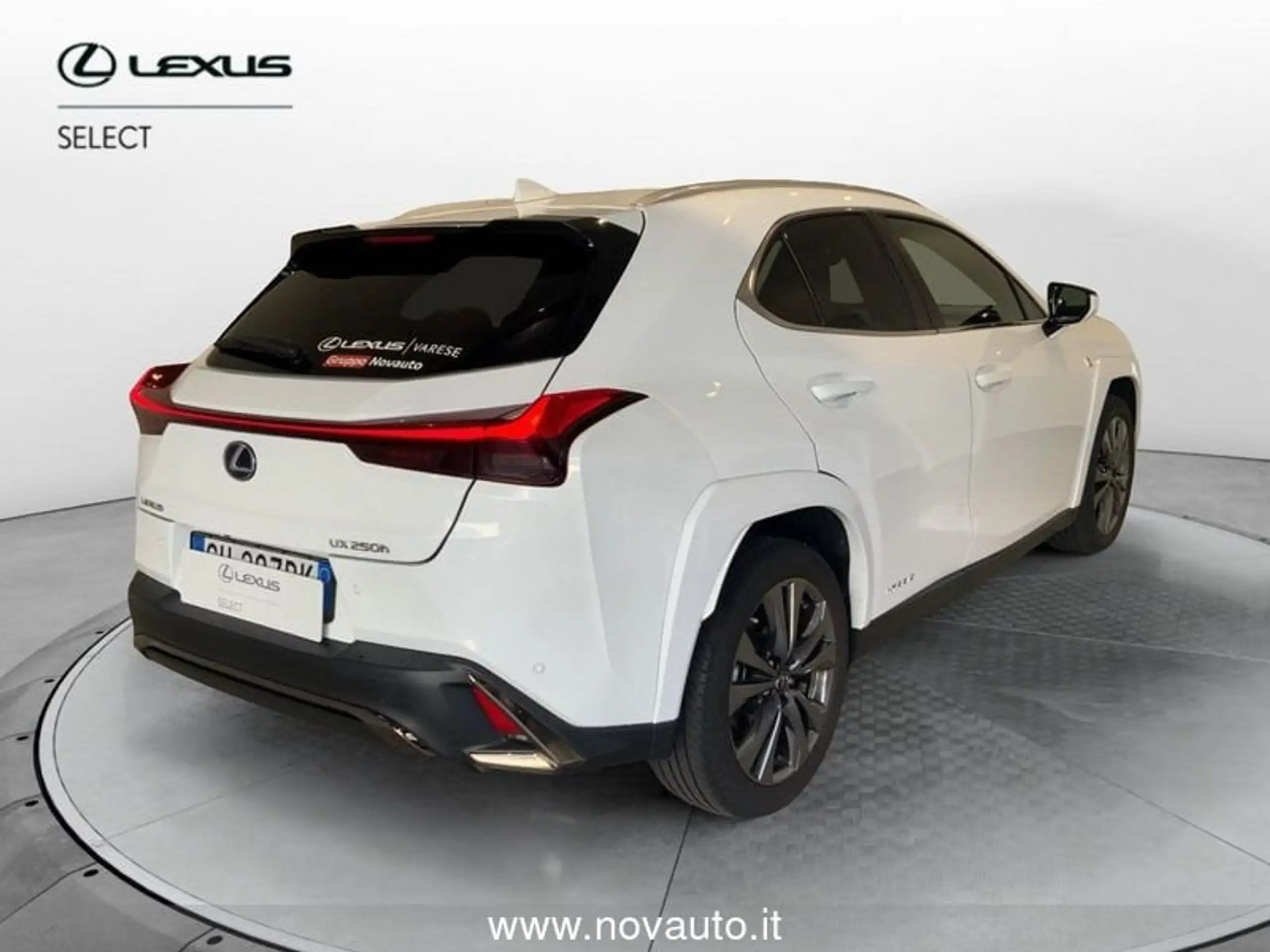 Lexus - UX 200