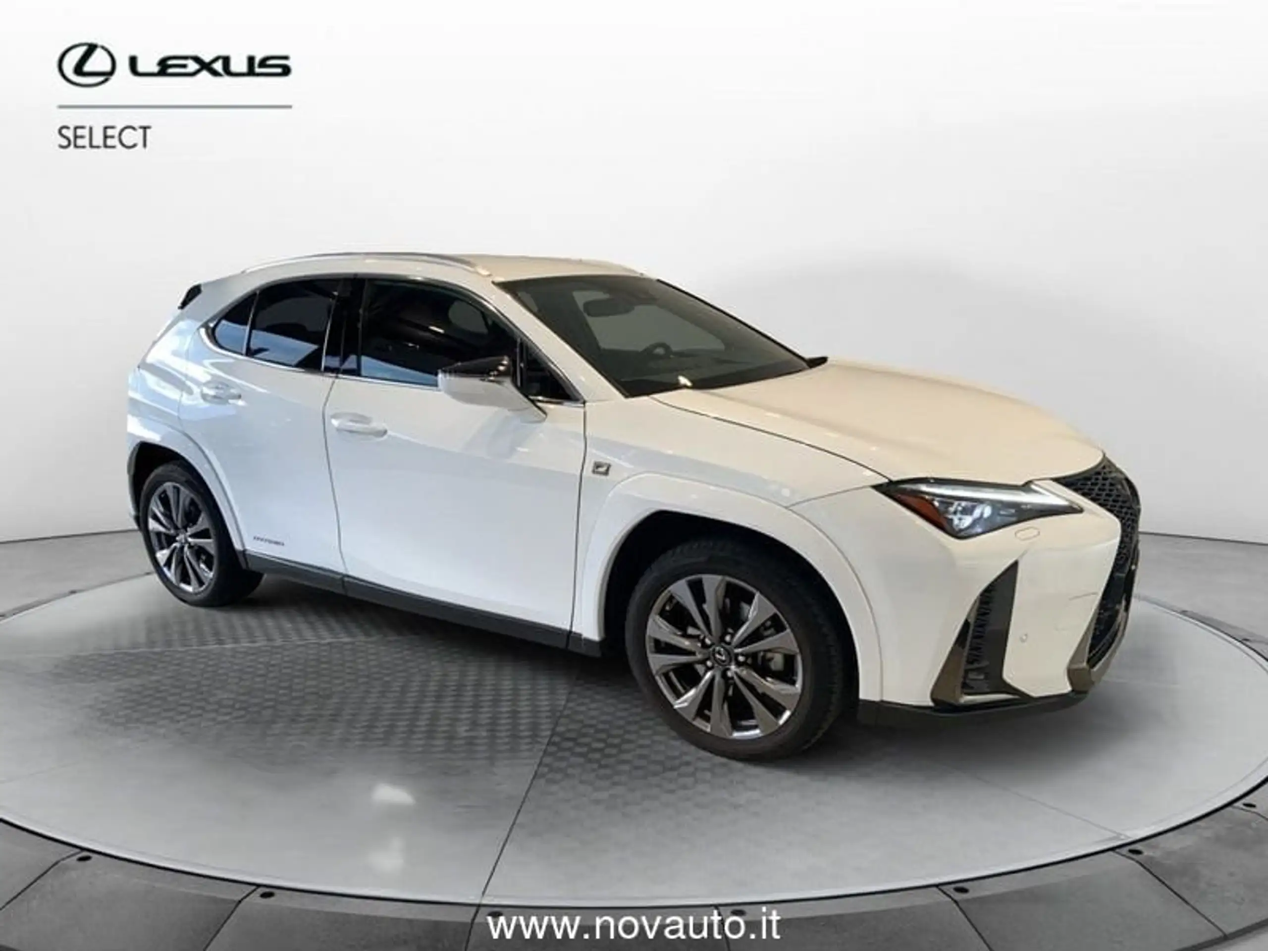 Lexus - UX 200