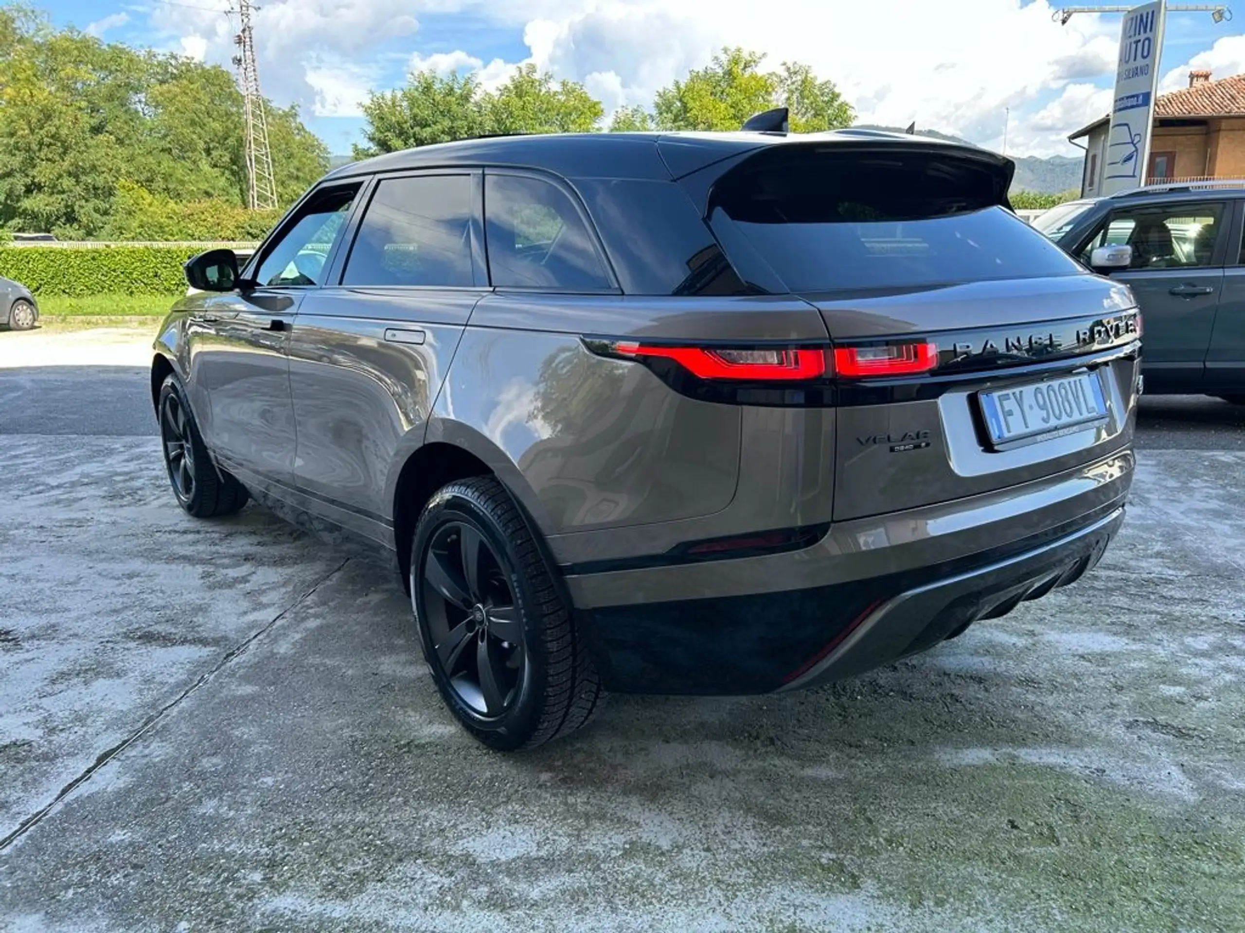 Land Rover - Range Rover Velar