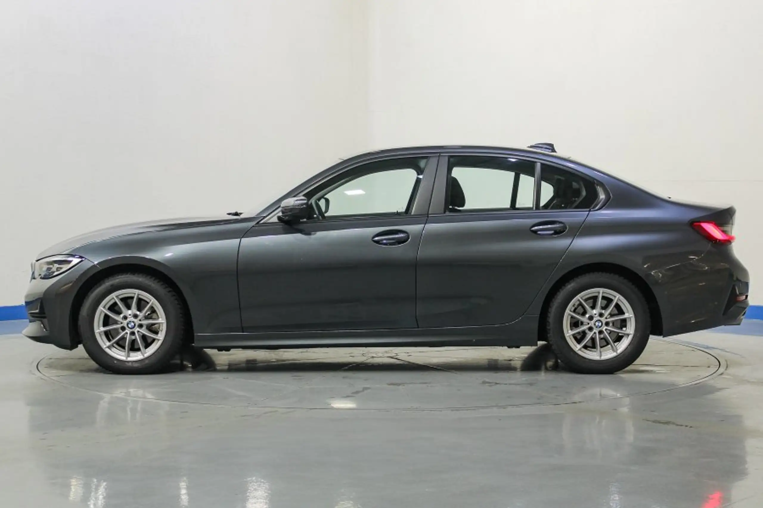 BMW - 320