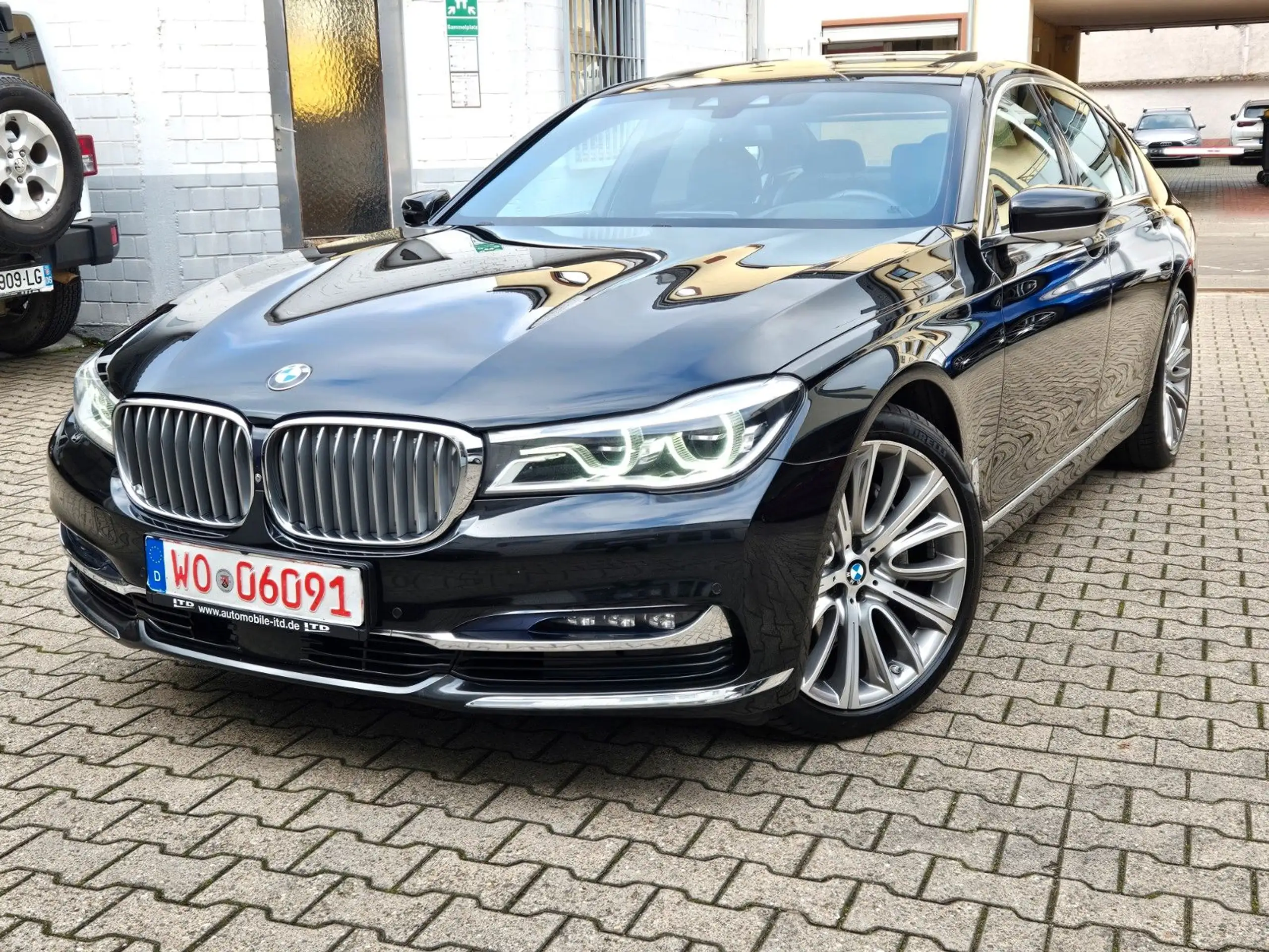 BMW - 730