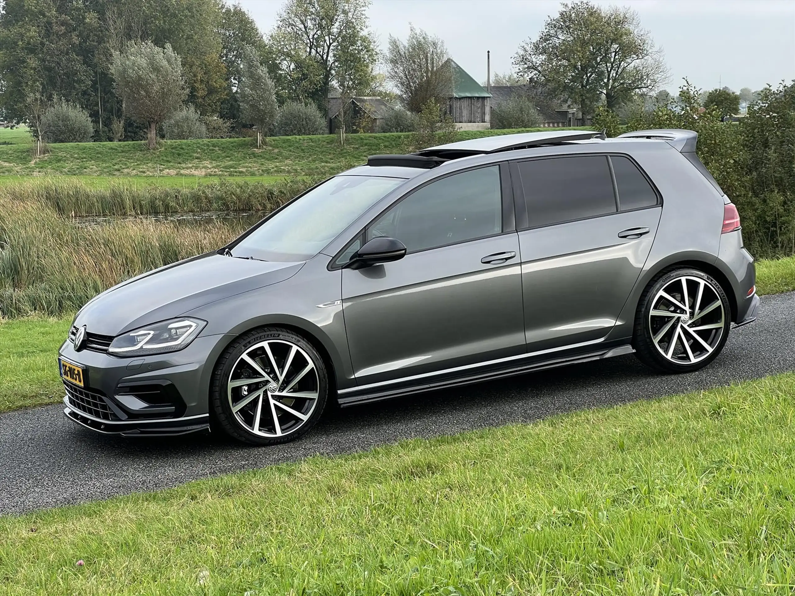 Volkswagen - Golf