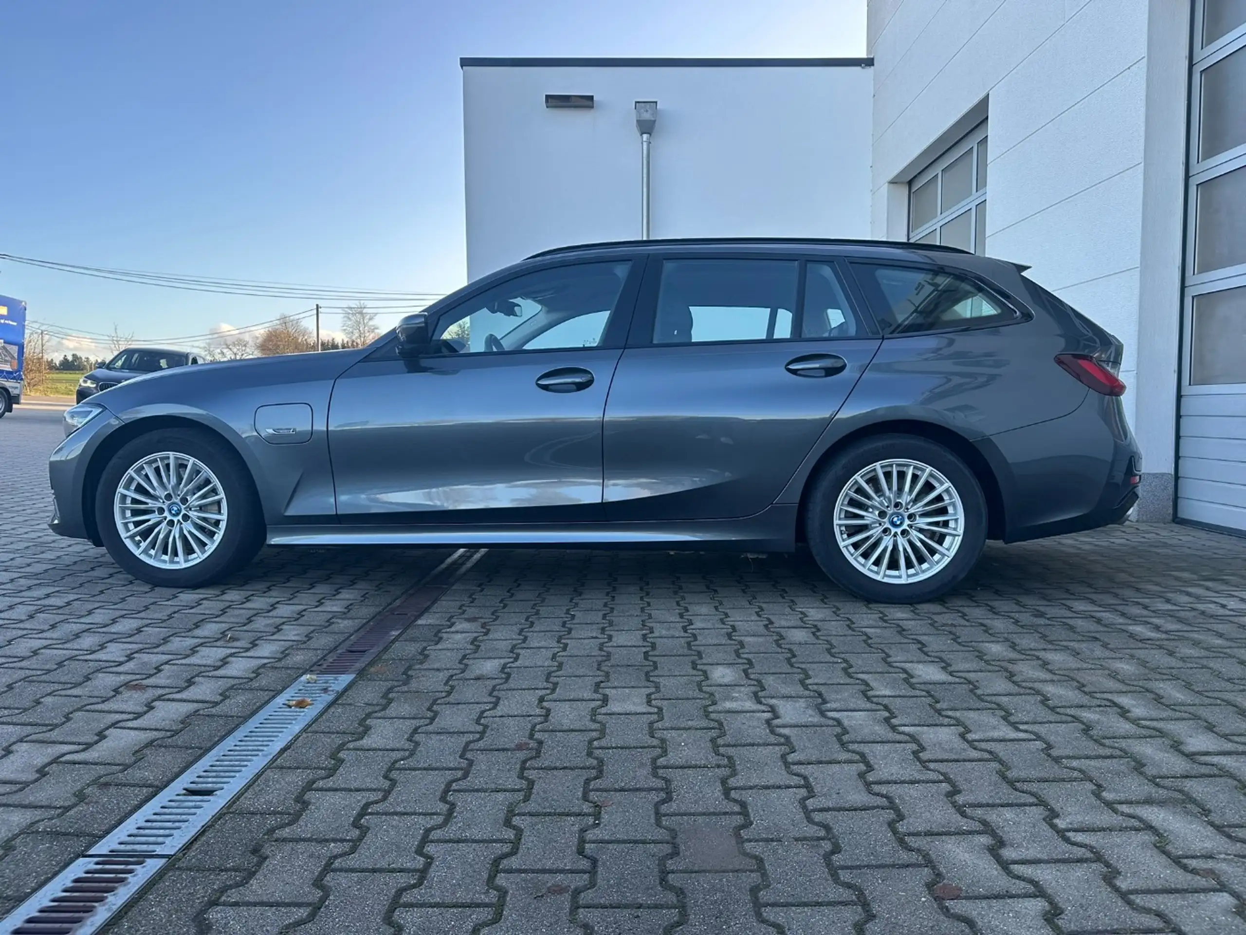 BMW - 330