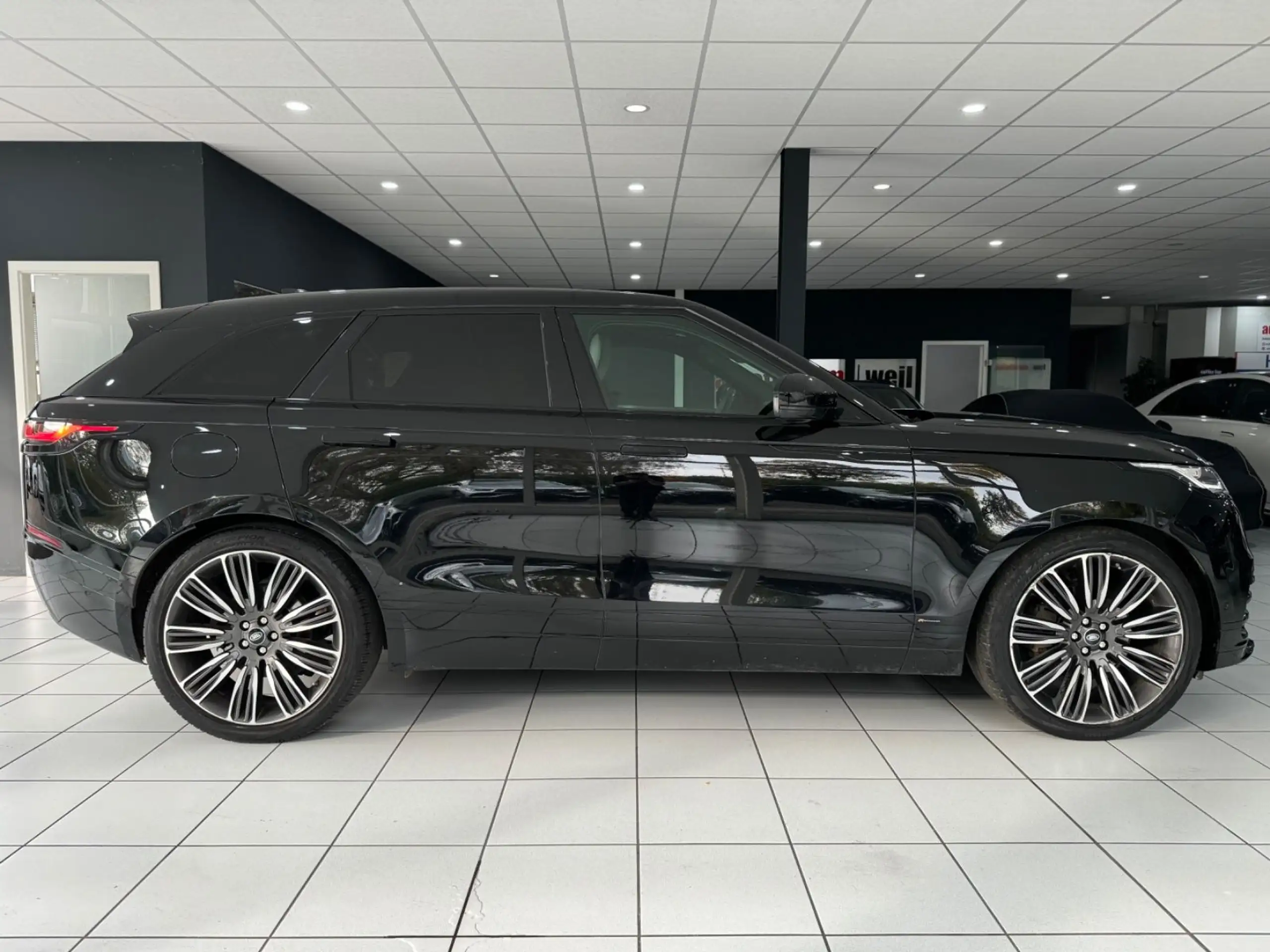 Land Rover - Range Rover Velar