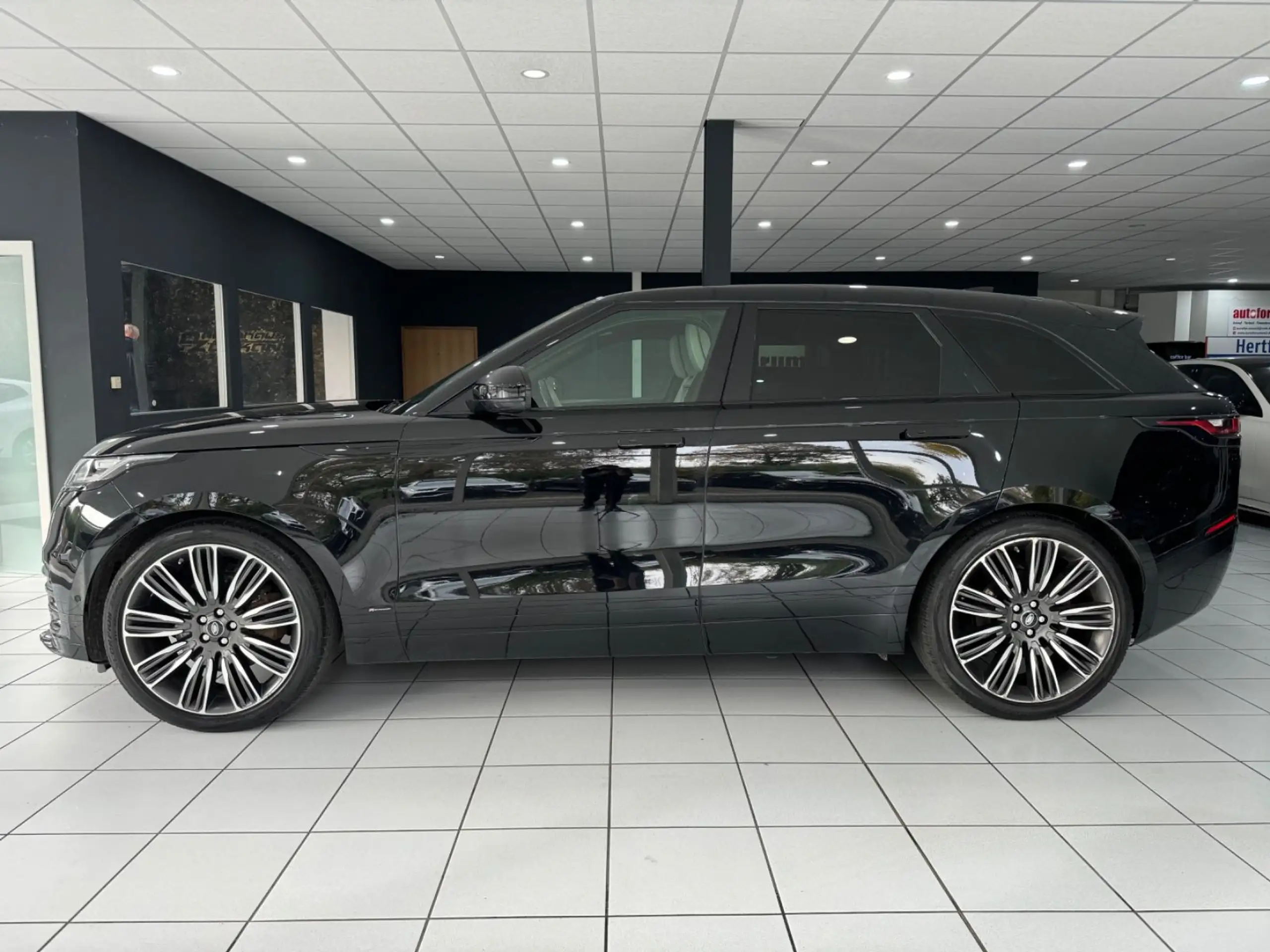 Land Rover - Range Rover Velar