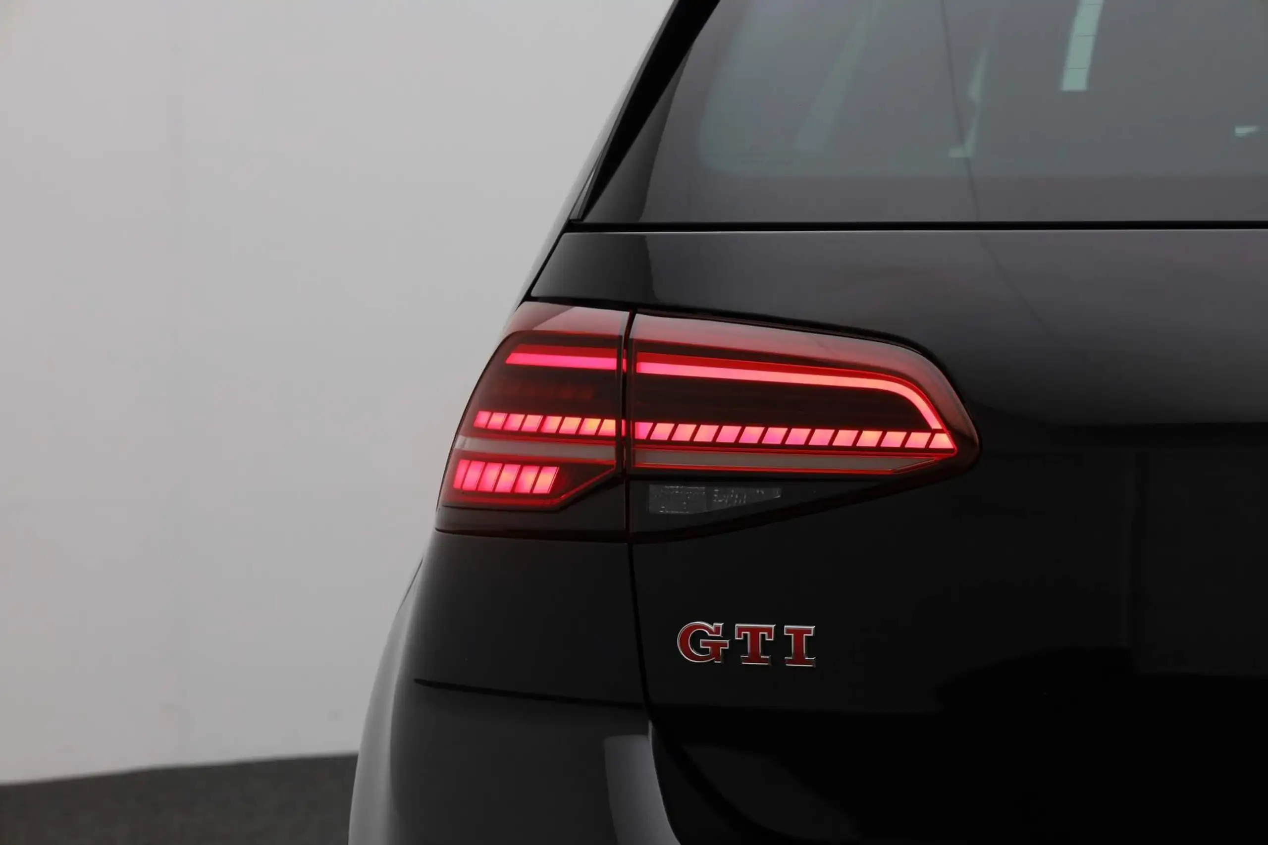 Volkswagen - Golf GTI